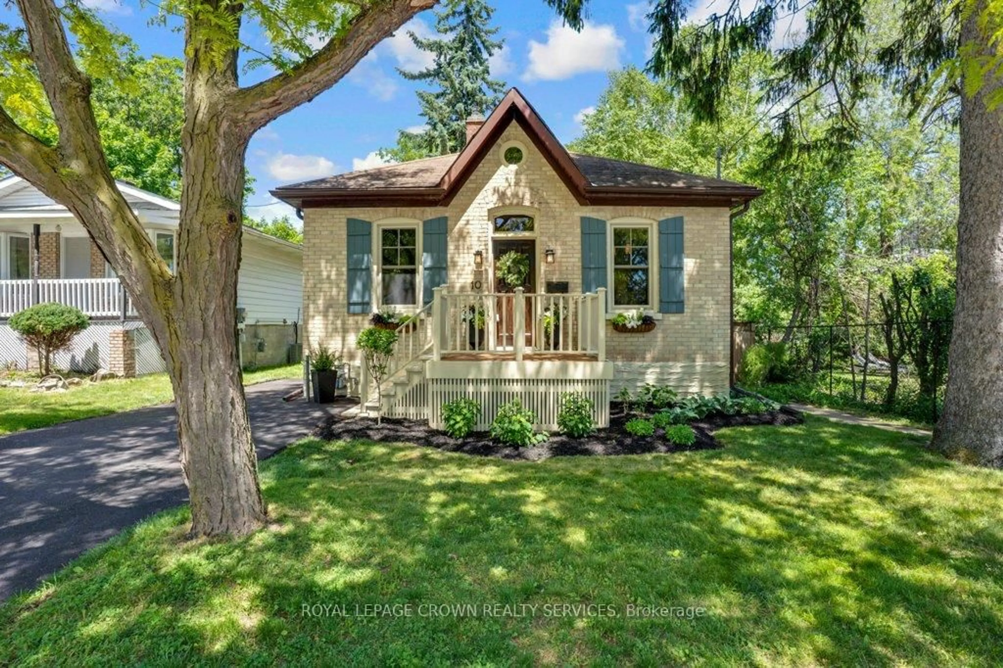 Home with vinyl exterior material, unknown for 10 Selkirk St, Cambridge Ontario N1S 1Z1