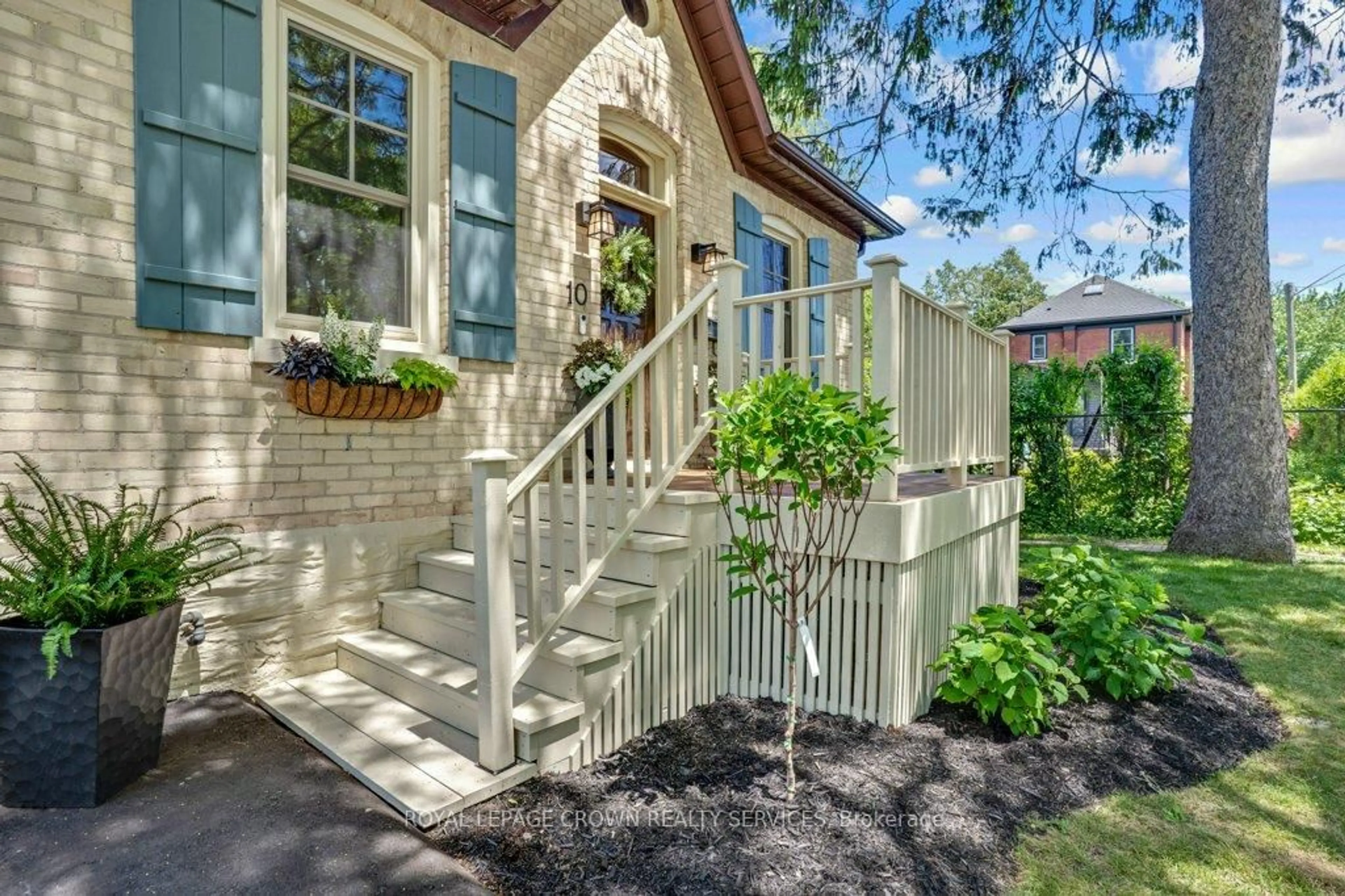Indoor entryway for 10 Selkirk St, Cambridge Ontario N1S 1Z1