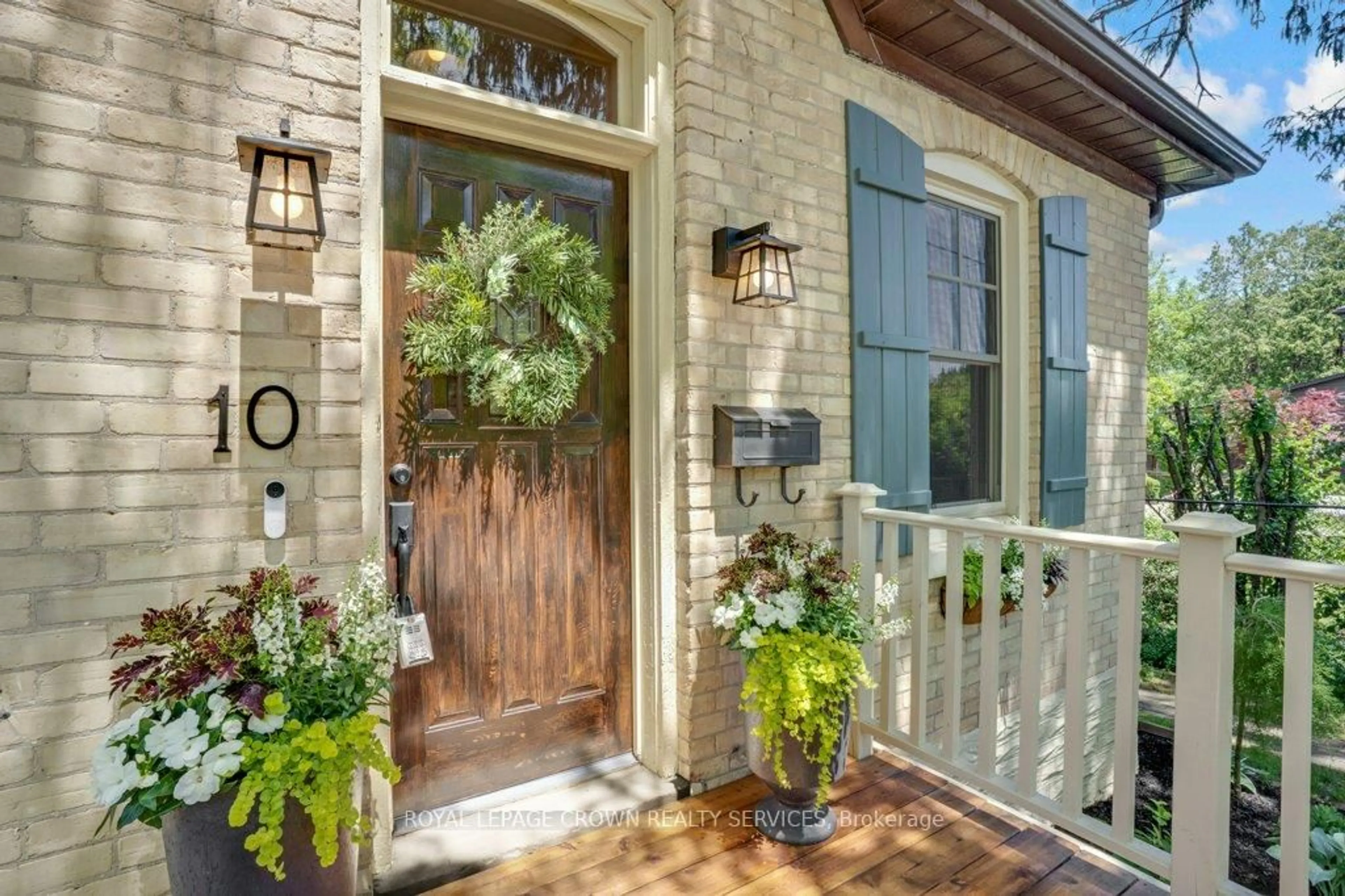 Indoor entryway for 10 Selkirk St, Cambridge Ontario N1S 1Z1