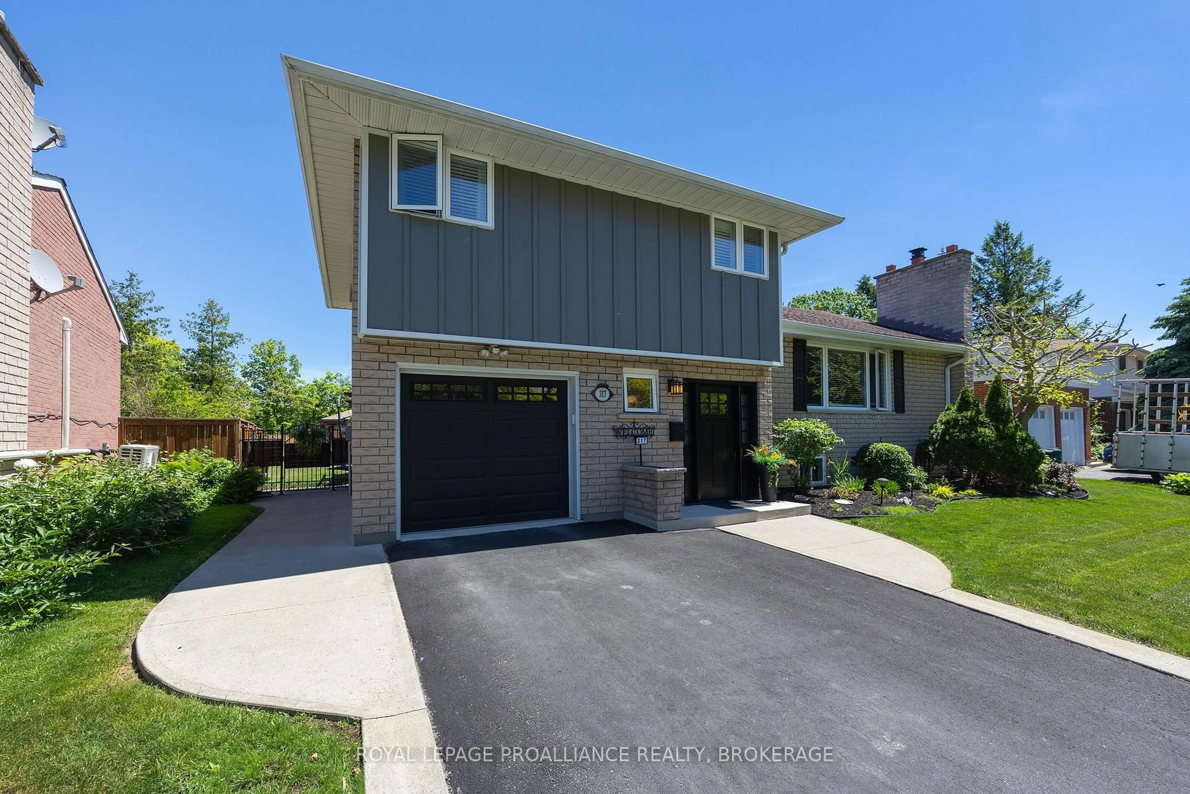 Home with vinyl exterior material, street for 317 Avenue Rd, Kingston Ontario K7M 1C8