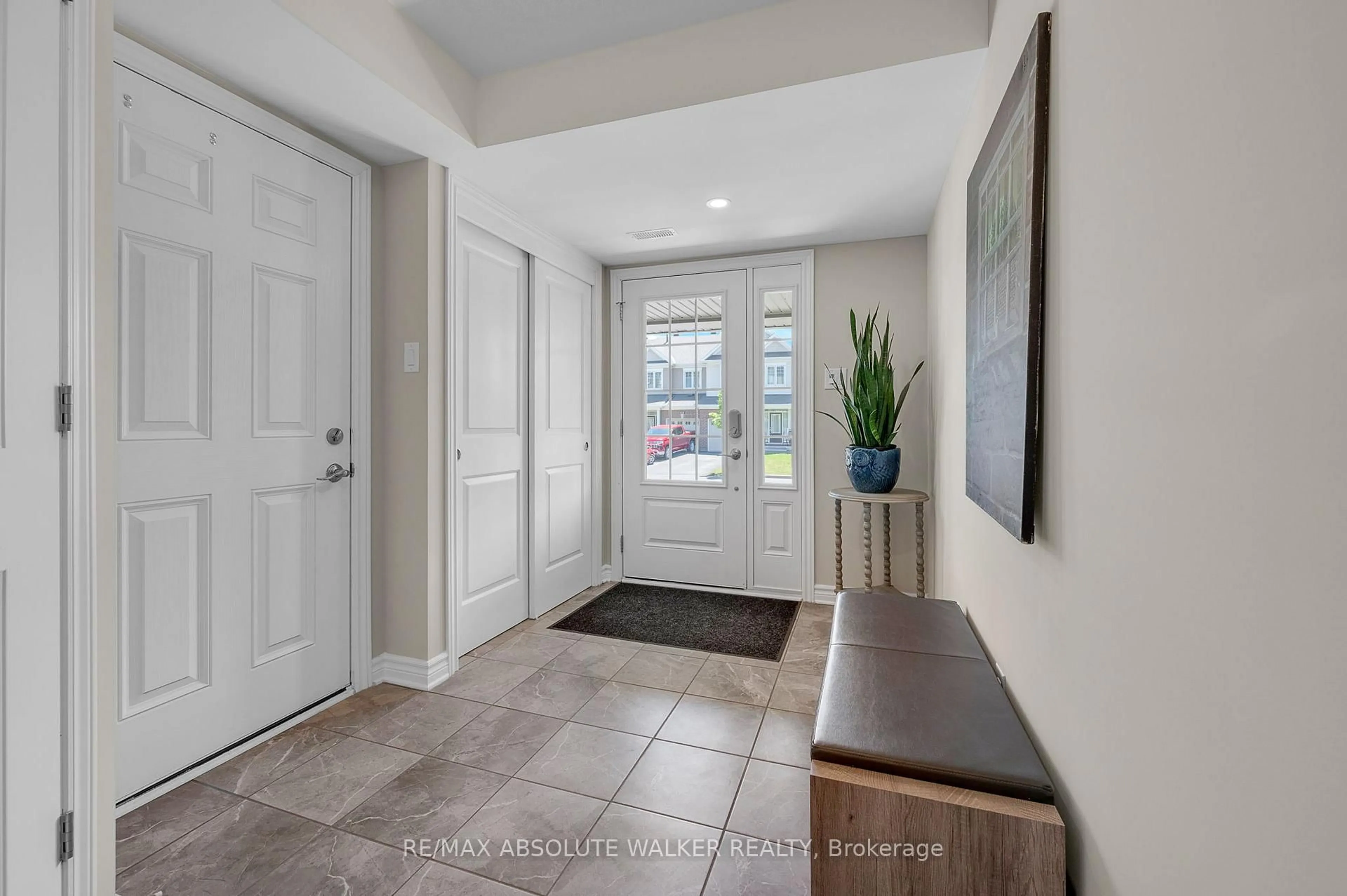 Indoor entryway for 516 Thimbleberry Row, Ottawa Ontario K4A 1C3