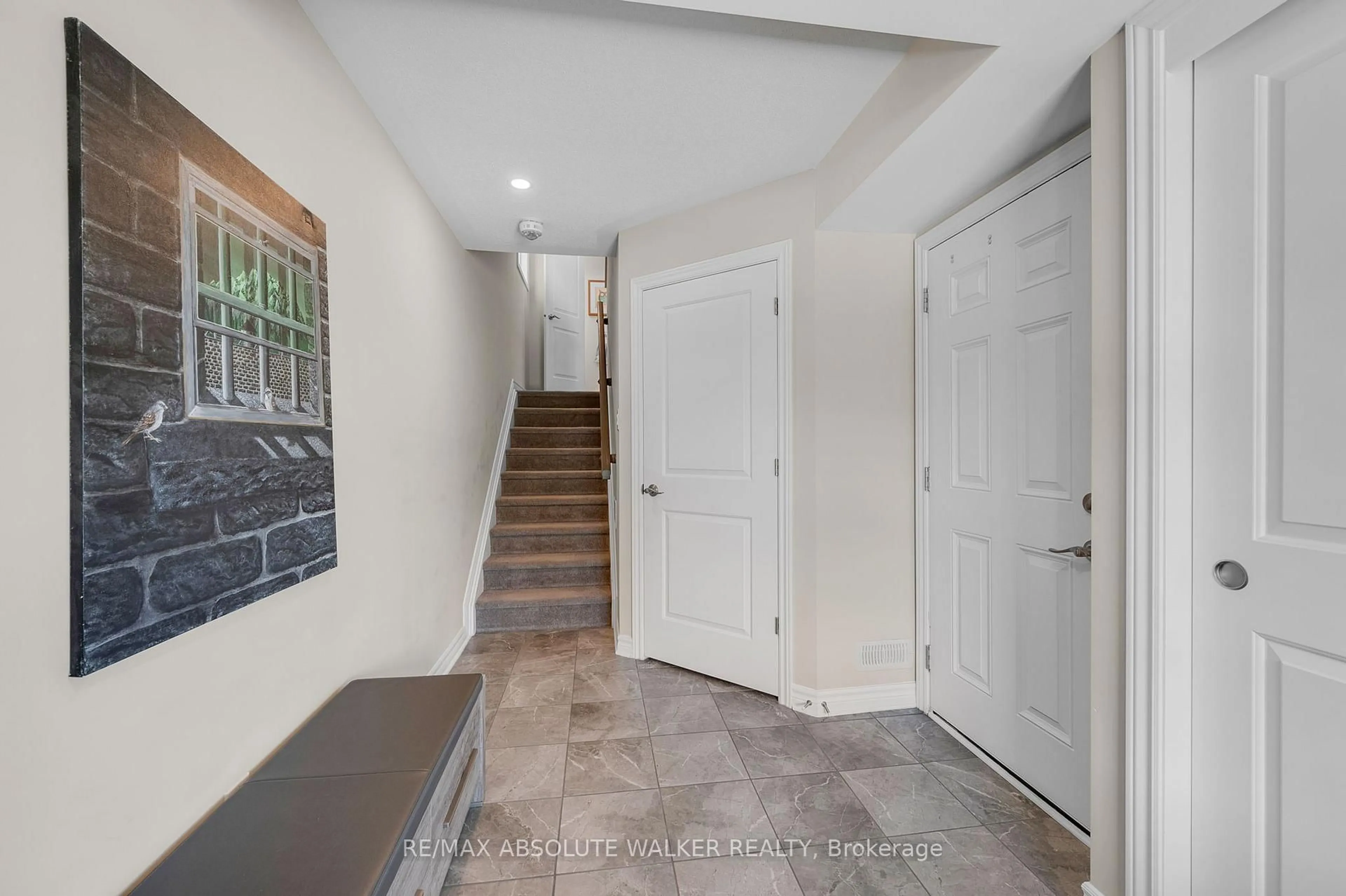 Indoor entryway for 516 Thimbleberry Row, Ottawa Ontario K4A 1C3