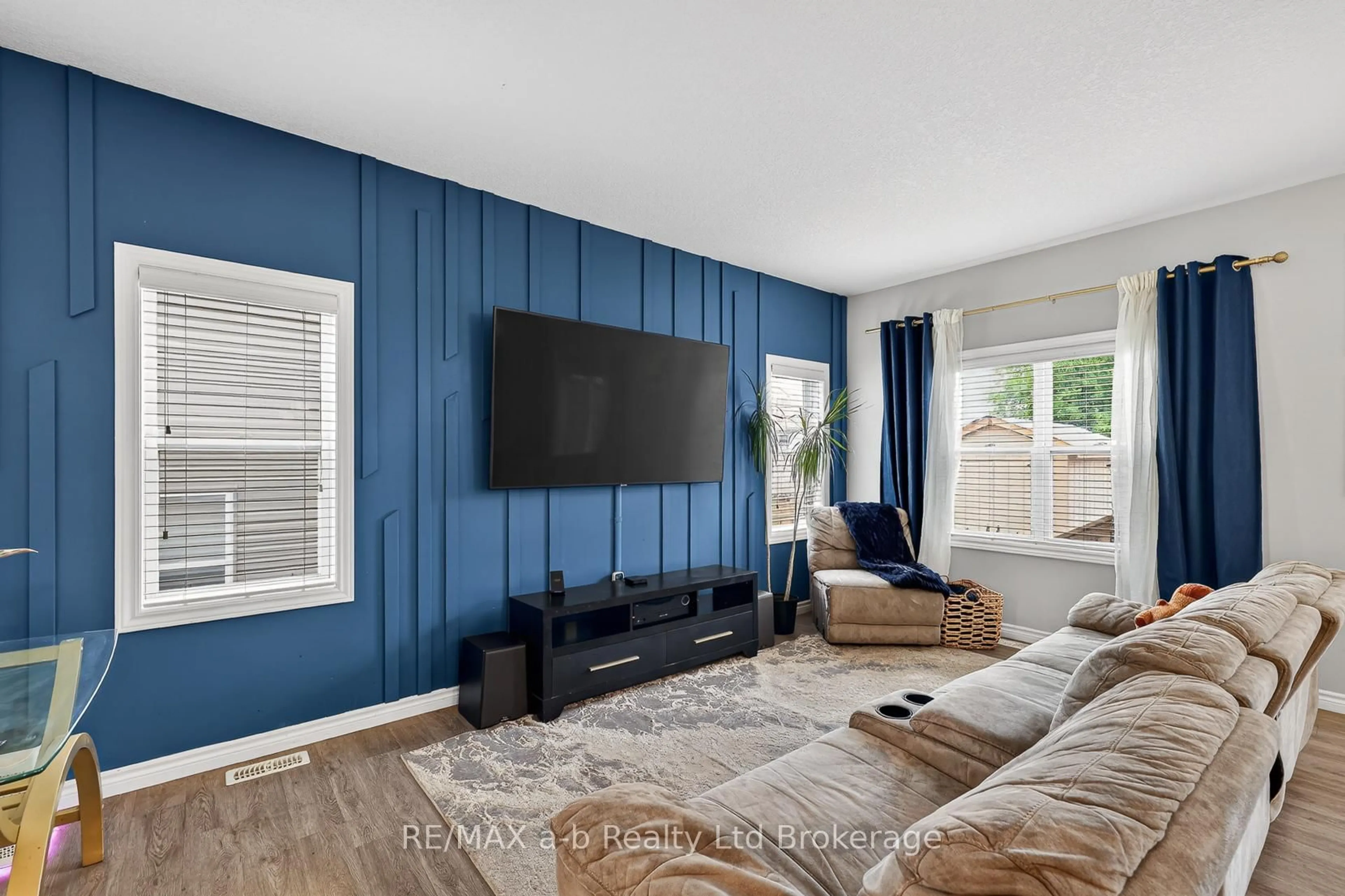 Home theater for 29 Kendell Lane, Ingersoll Ontario N5C 0B7