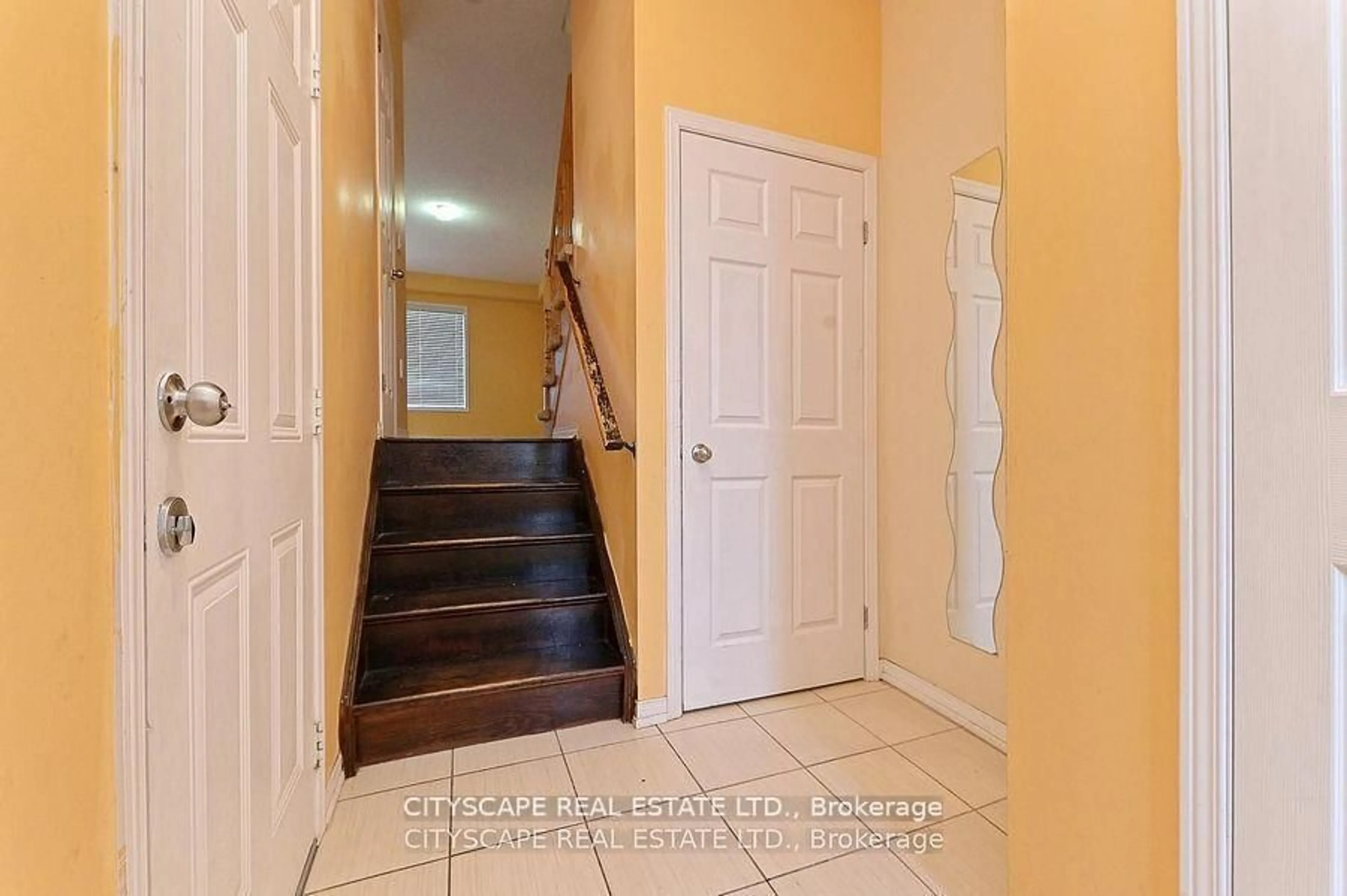 Indoor entryway for 128 Palacebeach Tr, Hamilton Ontario L8E 0C3