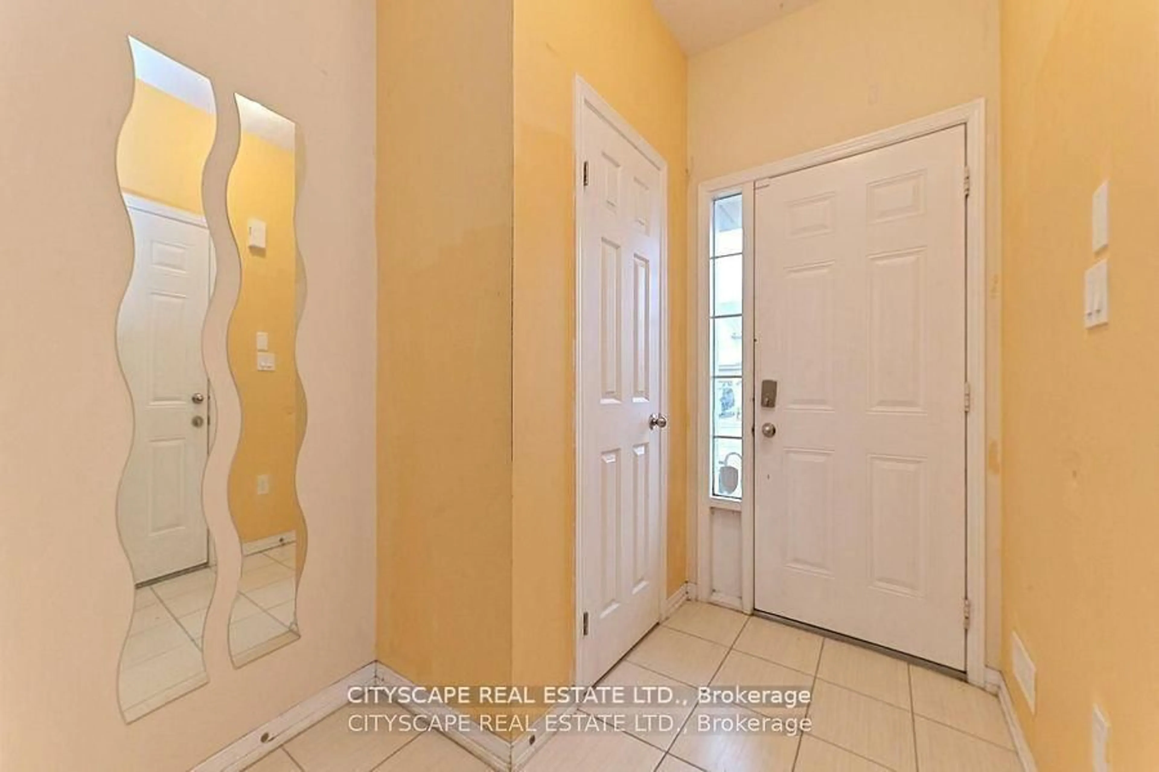 Indoor entryway for 128 Palacebeach Tr, Hamilton Ontario L8E 0C3