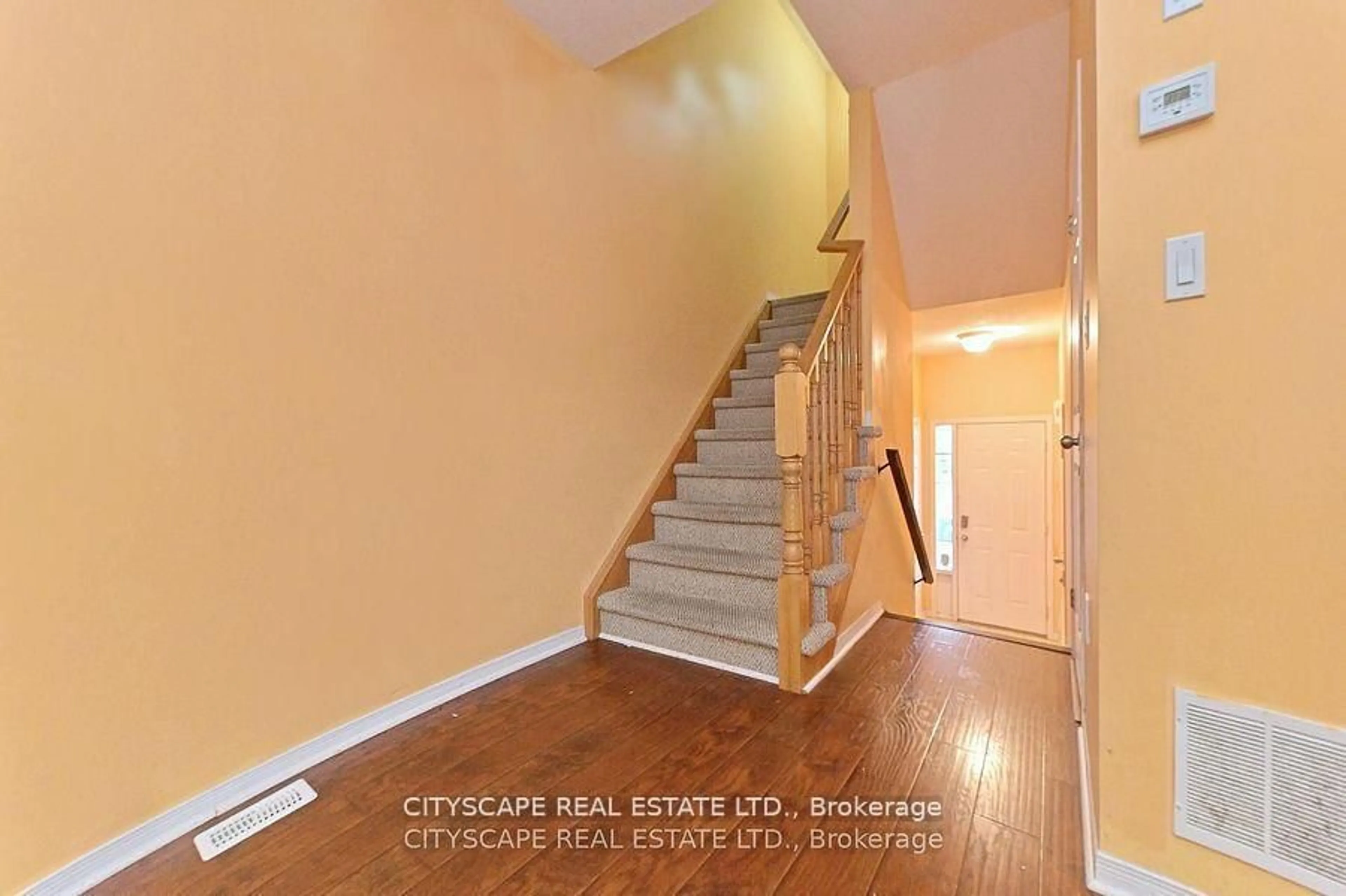 Indoor foyer for 128 Palacebeach Tr, Hamilton Ontario L8E 0C3