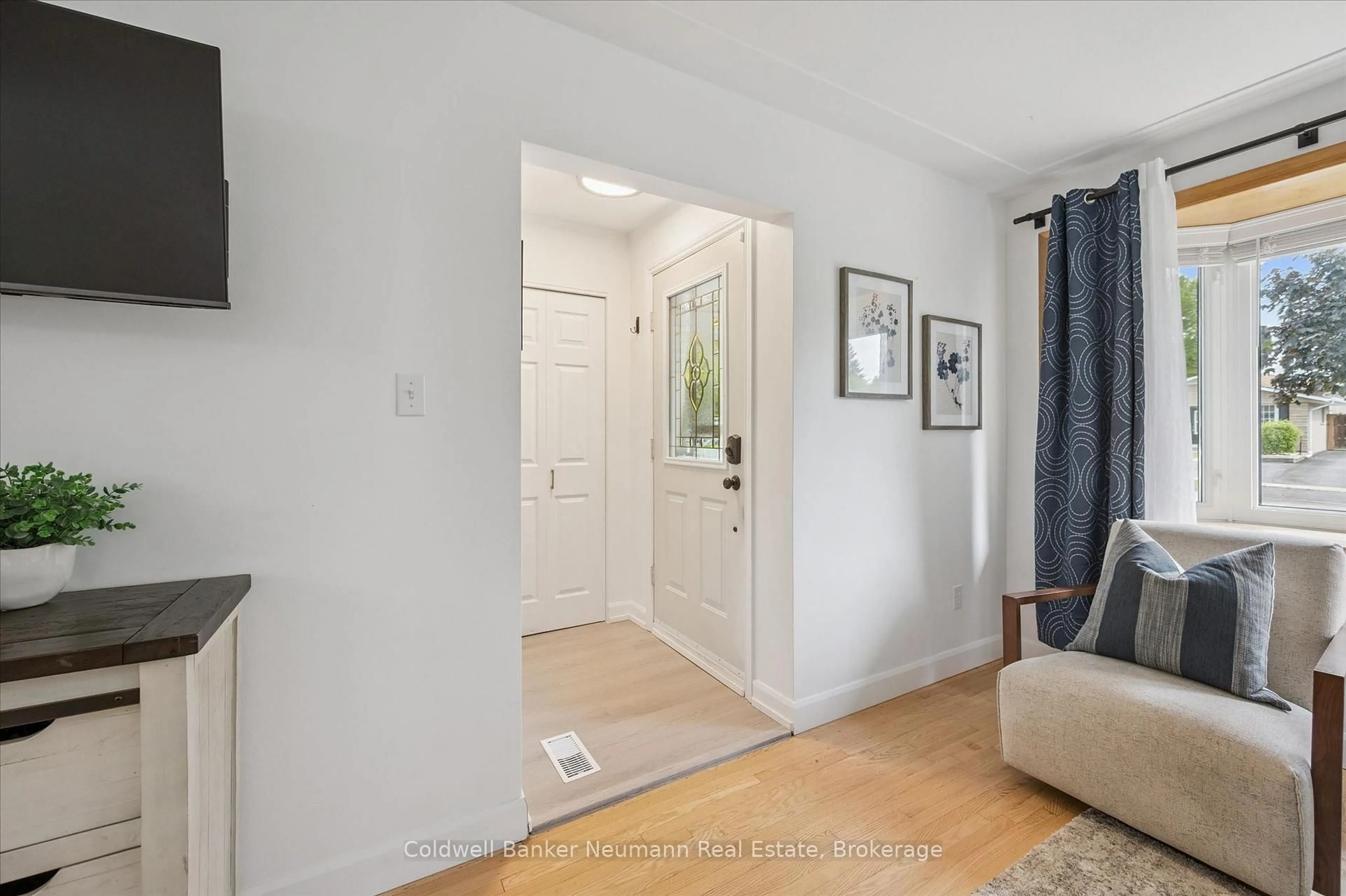 Indoor entryway for 12 Shea Cres, Kitchener Ontario N2E 1E8