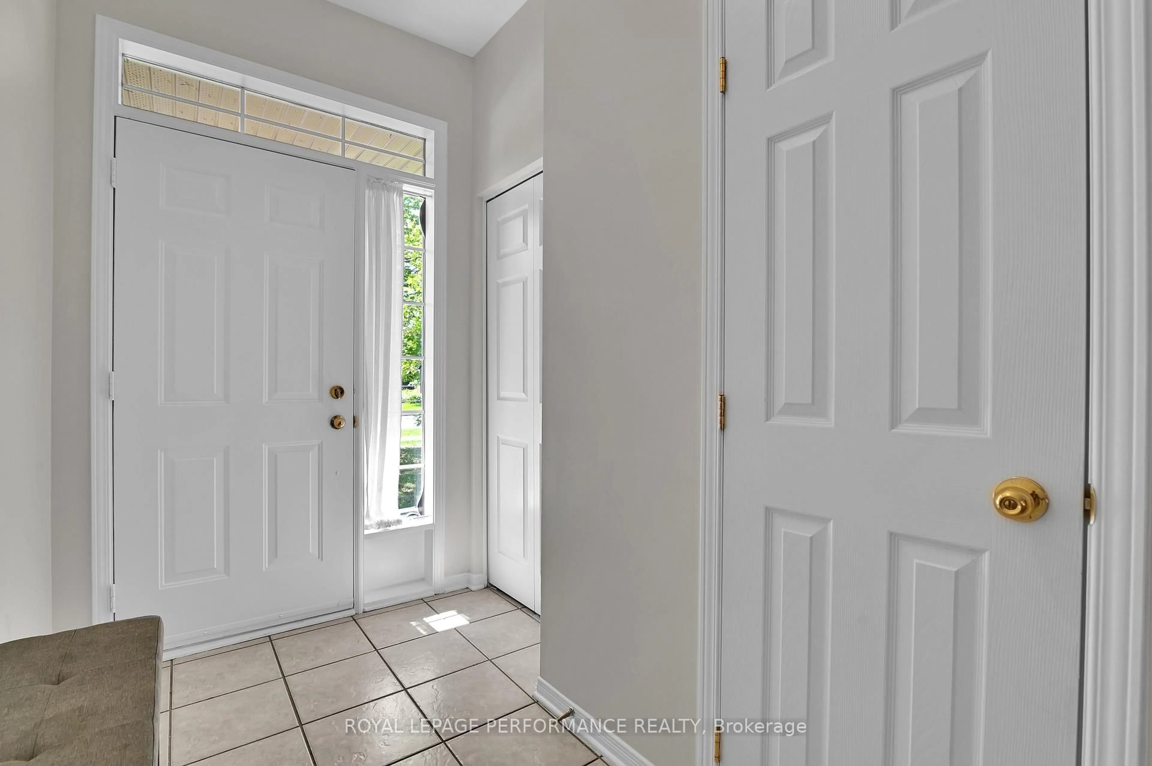 Indoor entryway for 575 Neighbourhood Way, Ottawa Ontario K1G 6N5