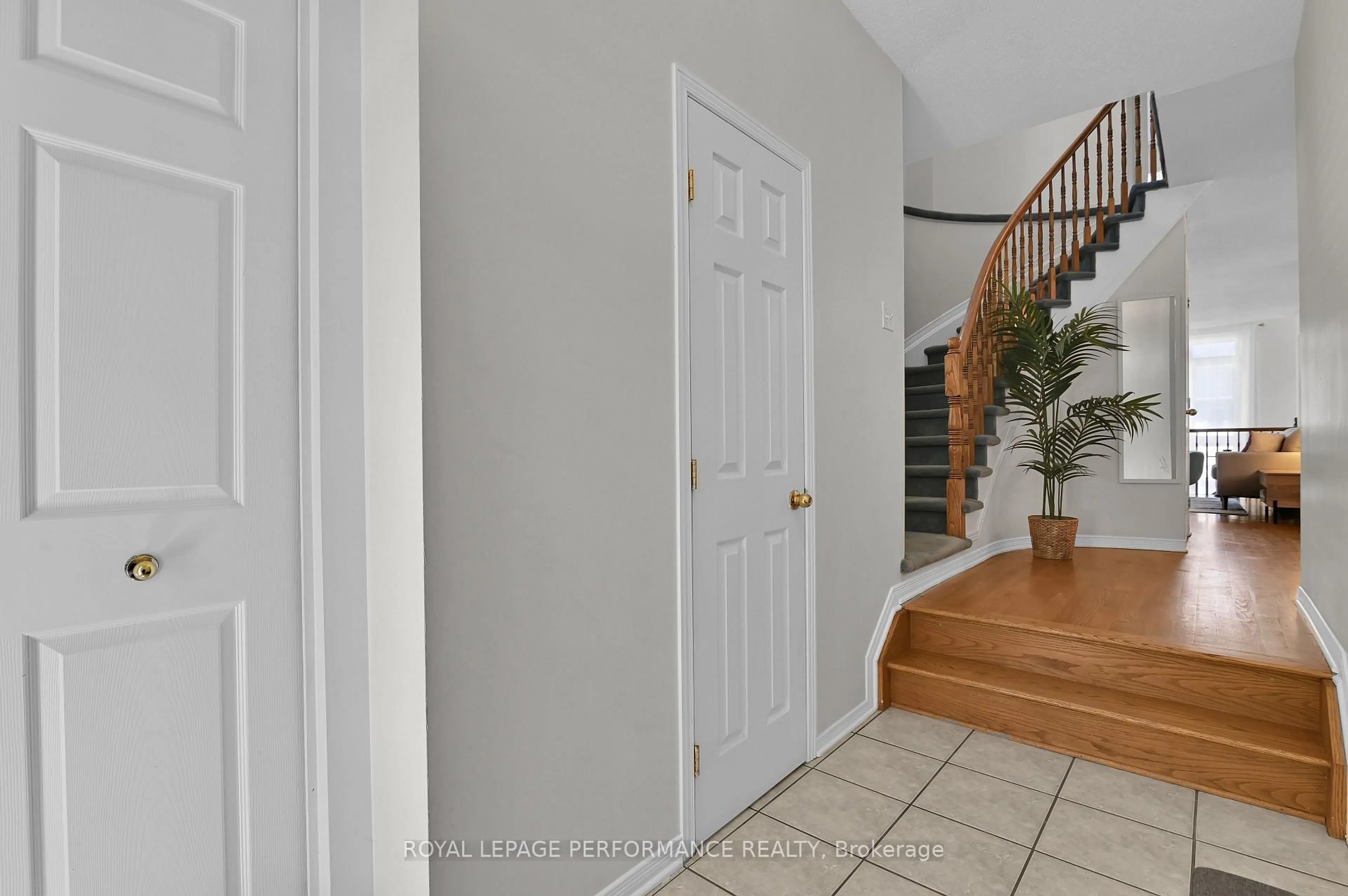 Indoor entryway for 575 Neighbourhood Way, Ottawa Ontario K1G 6N5
