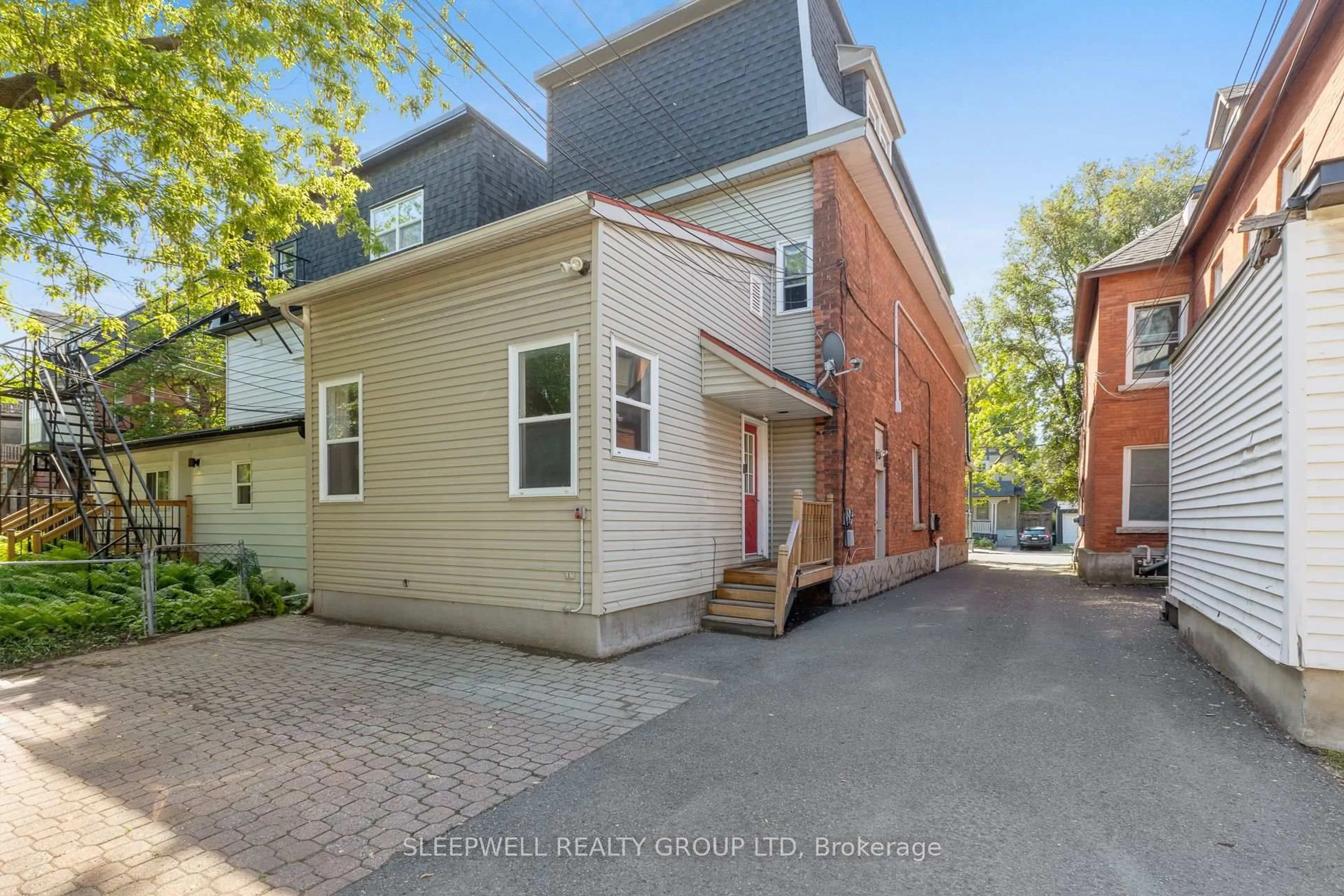 A pic from outside/outdoor area/front of a property/back of a property/a pic from drone, street for 389 Daly Ave, Ottawa Ontario K1N 6H1