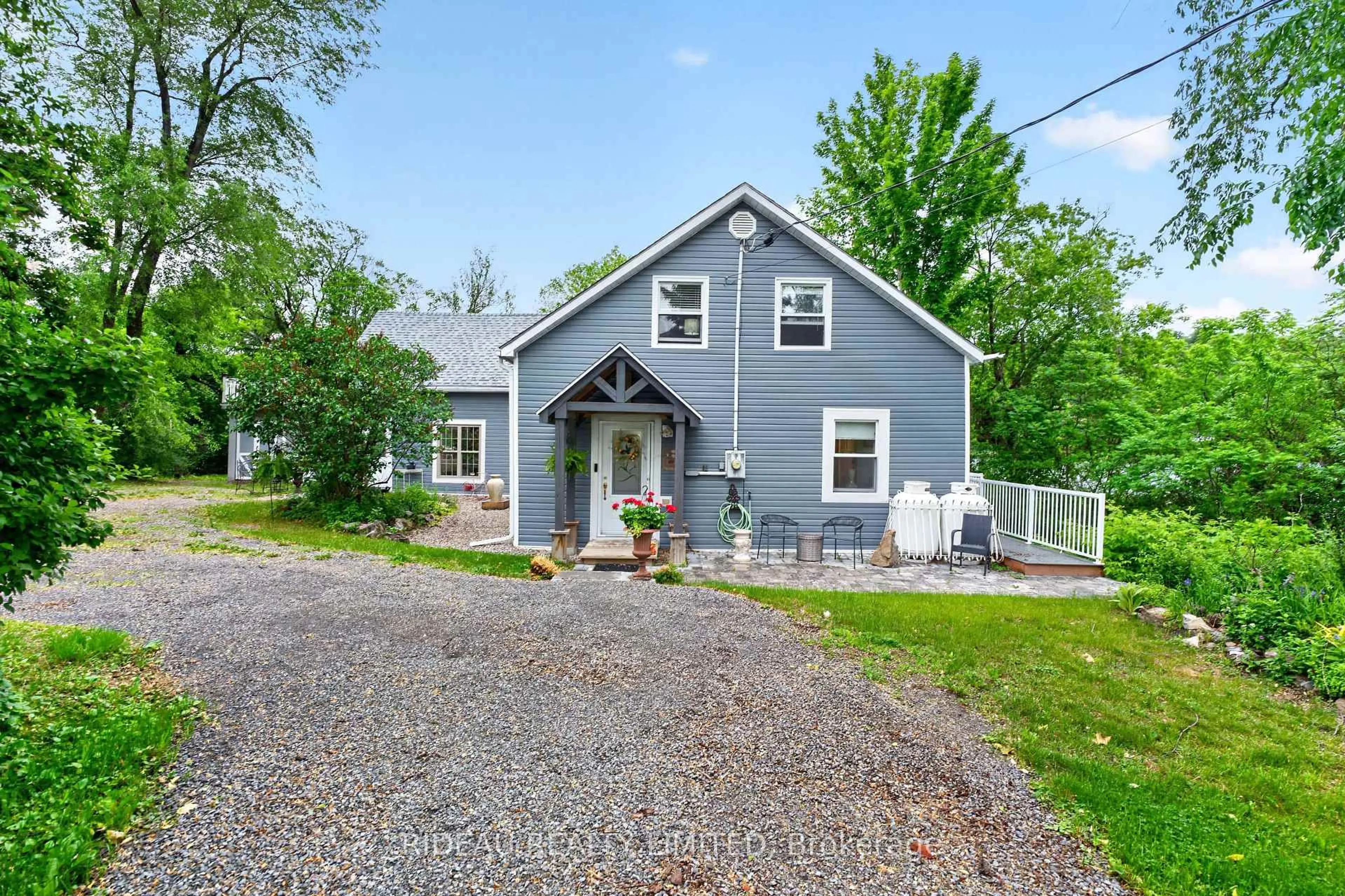 A pic from outside/outdoor area/front of a property/back of a property/a pic from drone, street for 18 Bedford St, Westport Ontario K0G 1X0