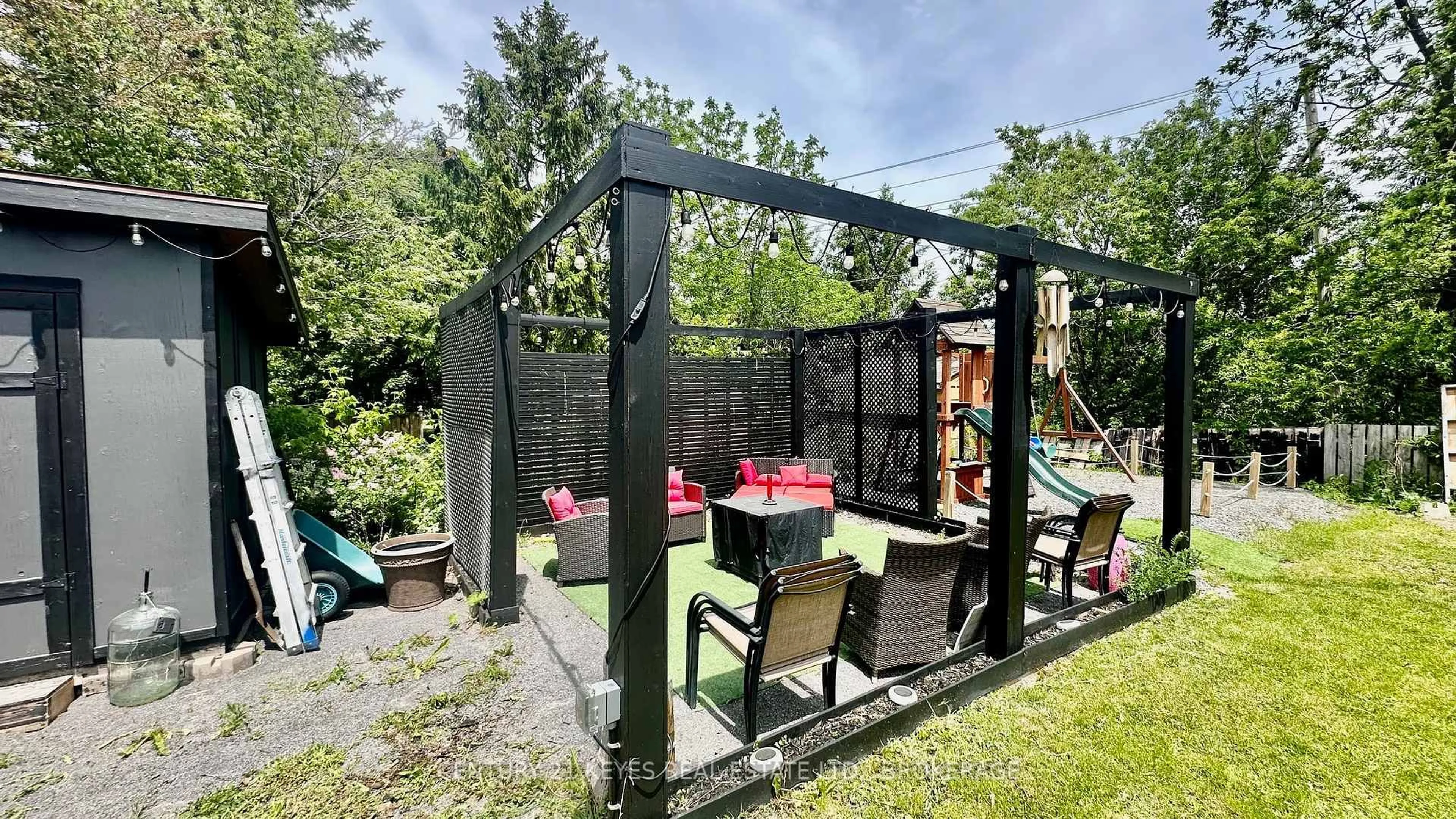 Patio, street for 275 Victoria Ave, Gananoque Ontario K7G 2S3