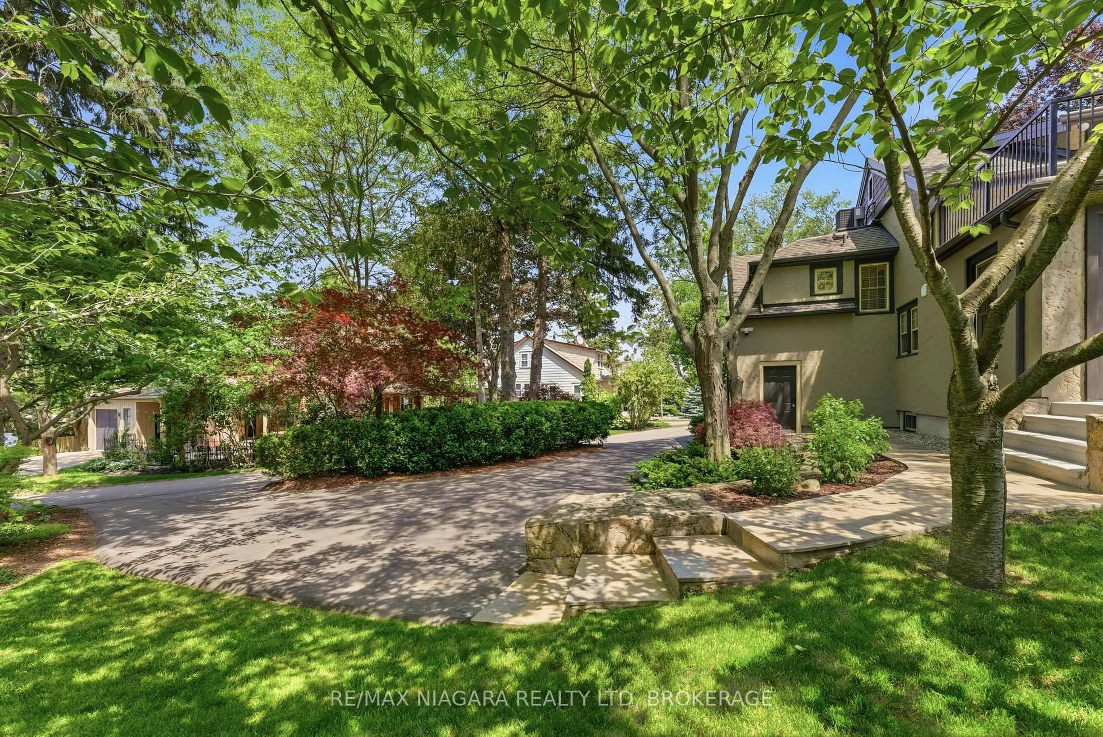 A pic from outside/outdoor area/front of a property/back of a property/a pic from drone, street for 8 Giles Cres, Pelham Ontario L3E 0K1