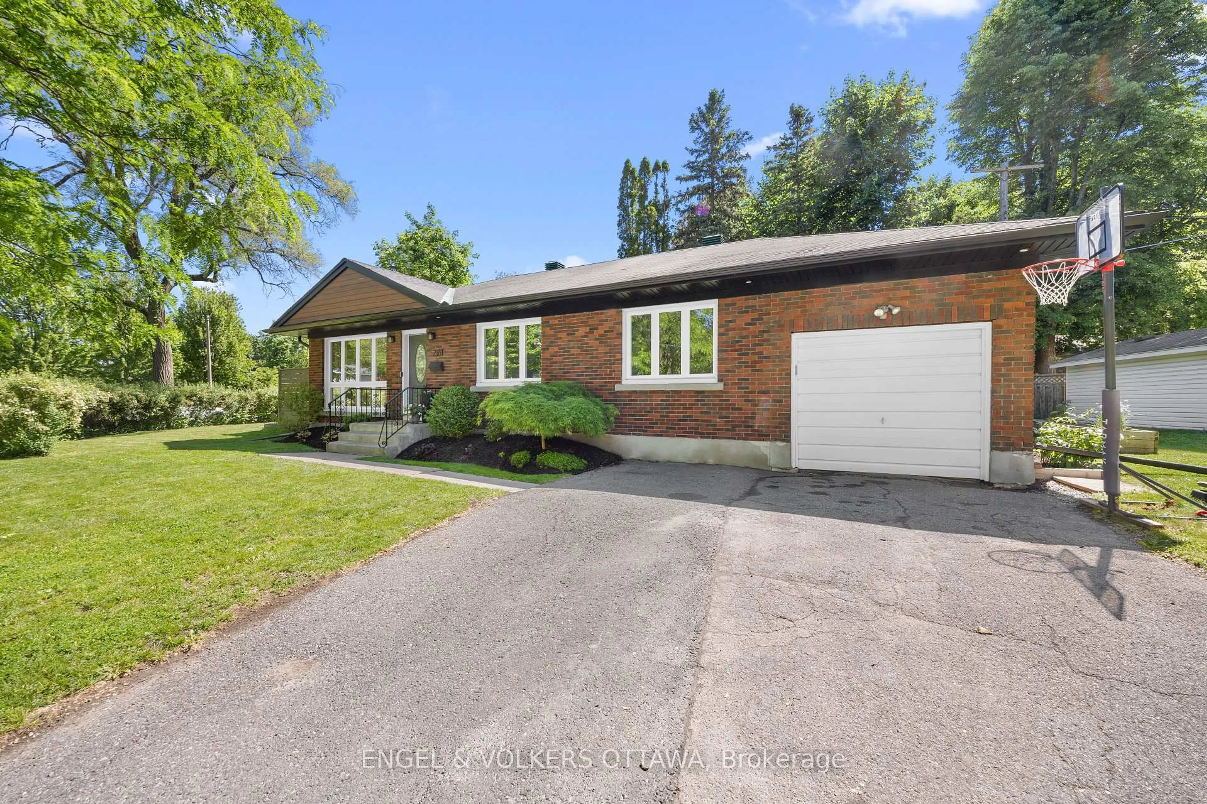 A pic from outside/outdoor area/front of a property/back of a property/a pic from drone, street for 2161 Blossom Dr, Ottawa Ontario K1H 6G6