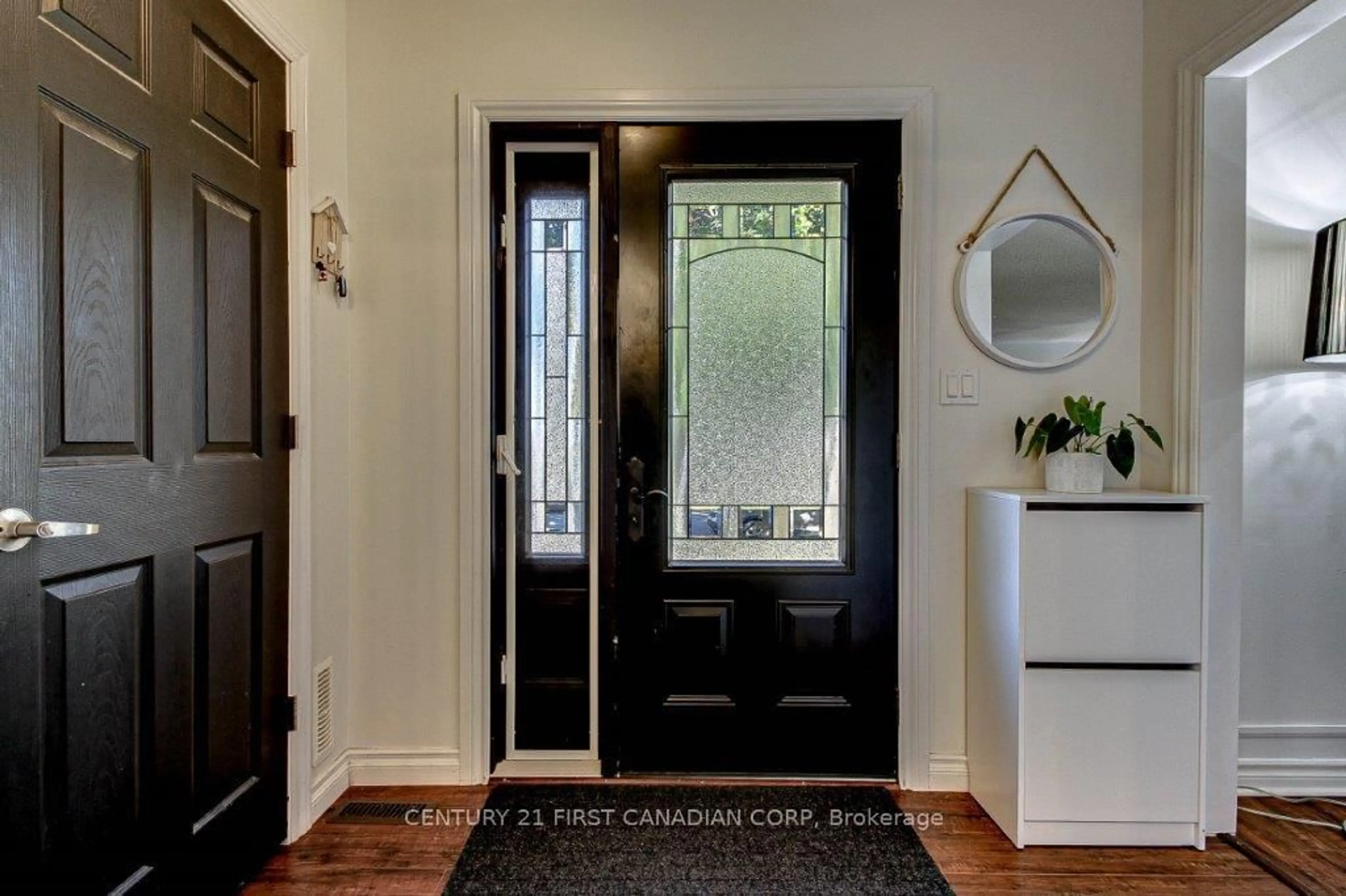 Indoor entryway for 67 Weymouth Dr, London East Ontario N5V 4E3