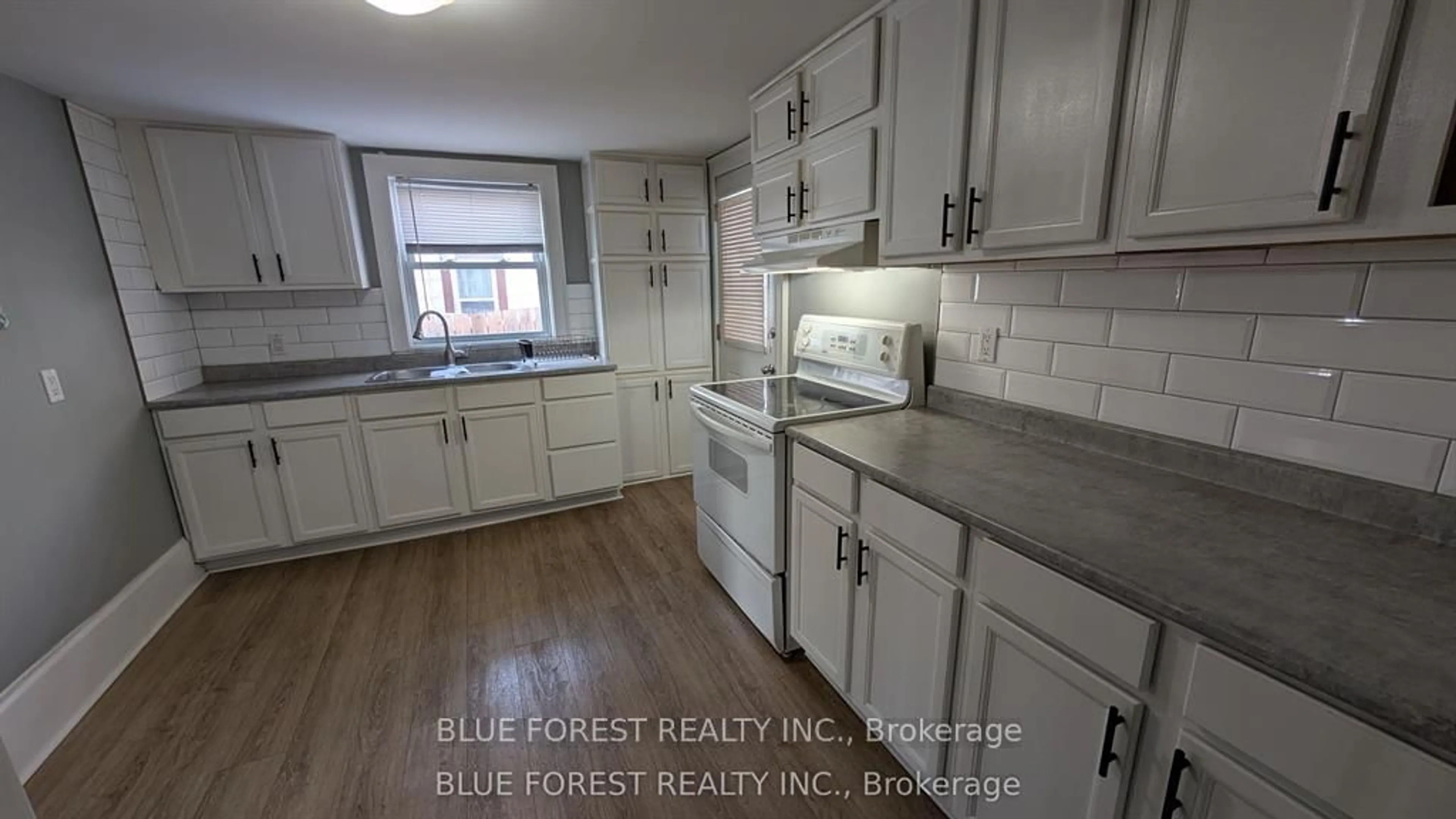 Standard kitchen, ceramic/tile floor for 190 Clarence St, London East Ontario N6B 2J7