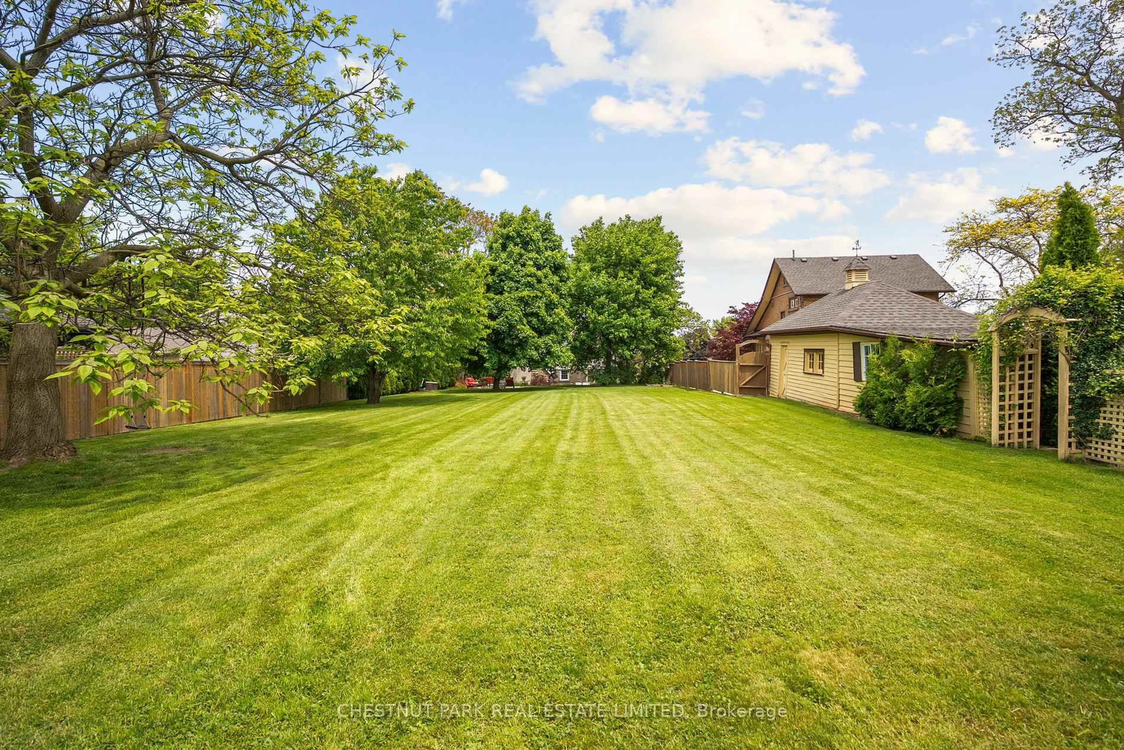 A pic from outside/outdoor area/front of a property/back of a property/a pic from drone, unknown for 5170 King St, Lincoln Ontario L3J 0H5