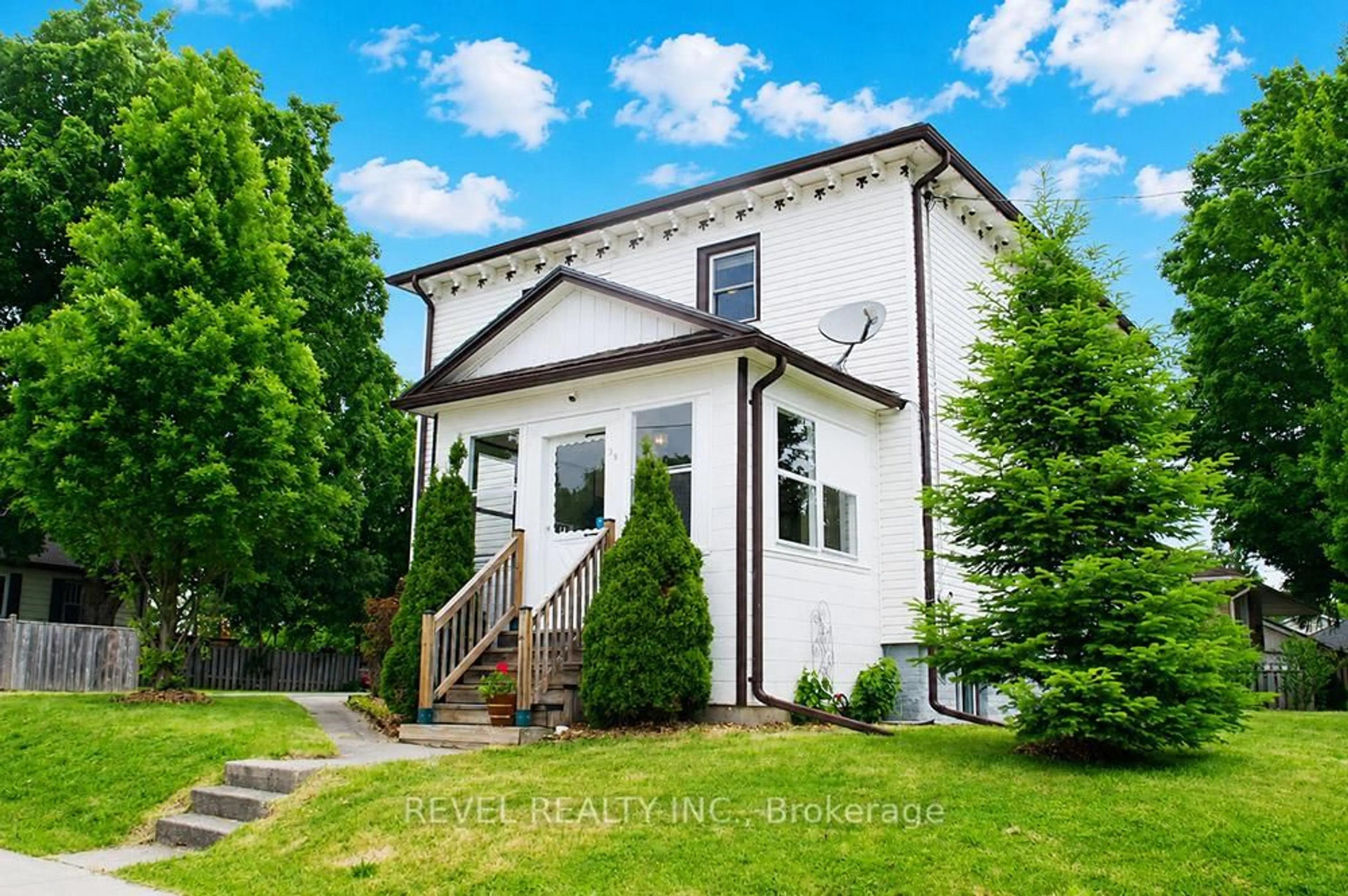 Home with brick exterior material, street for 39 Centre St, Woodstock Ontario N4S 3X6