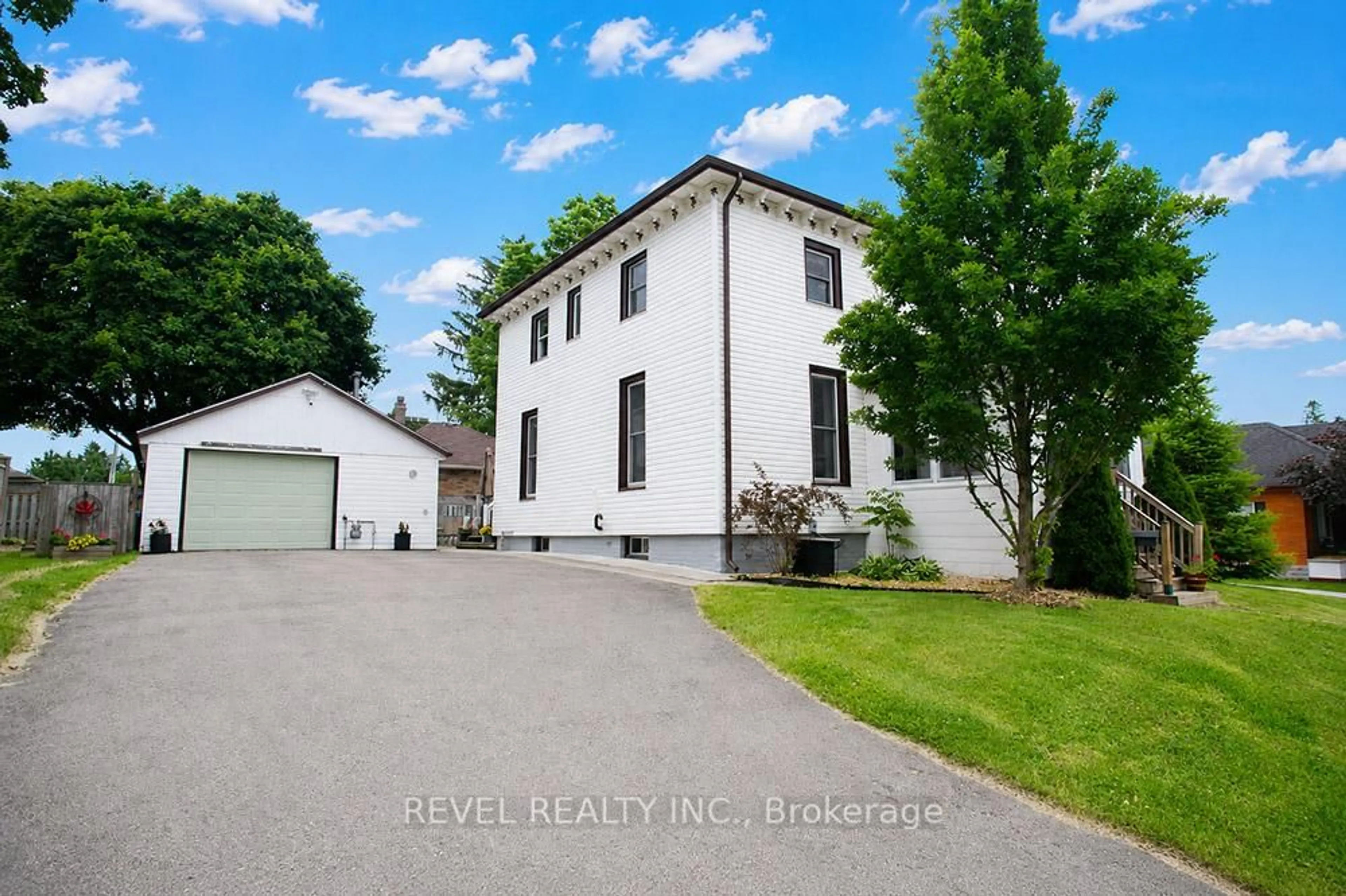 A pic from outside/outdoor area/front of a property/back of a property/a pic from drone, street for 39 Centre St, Woodstock Ontario N4S 3X6