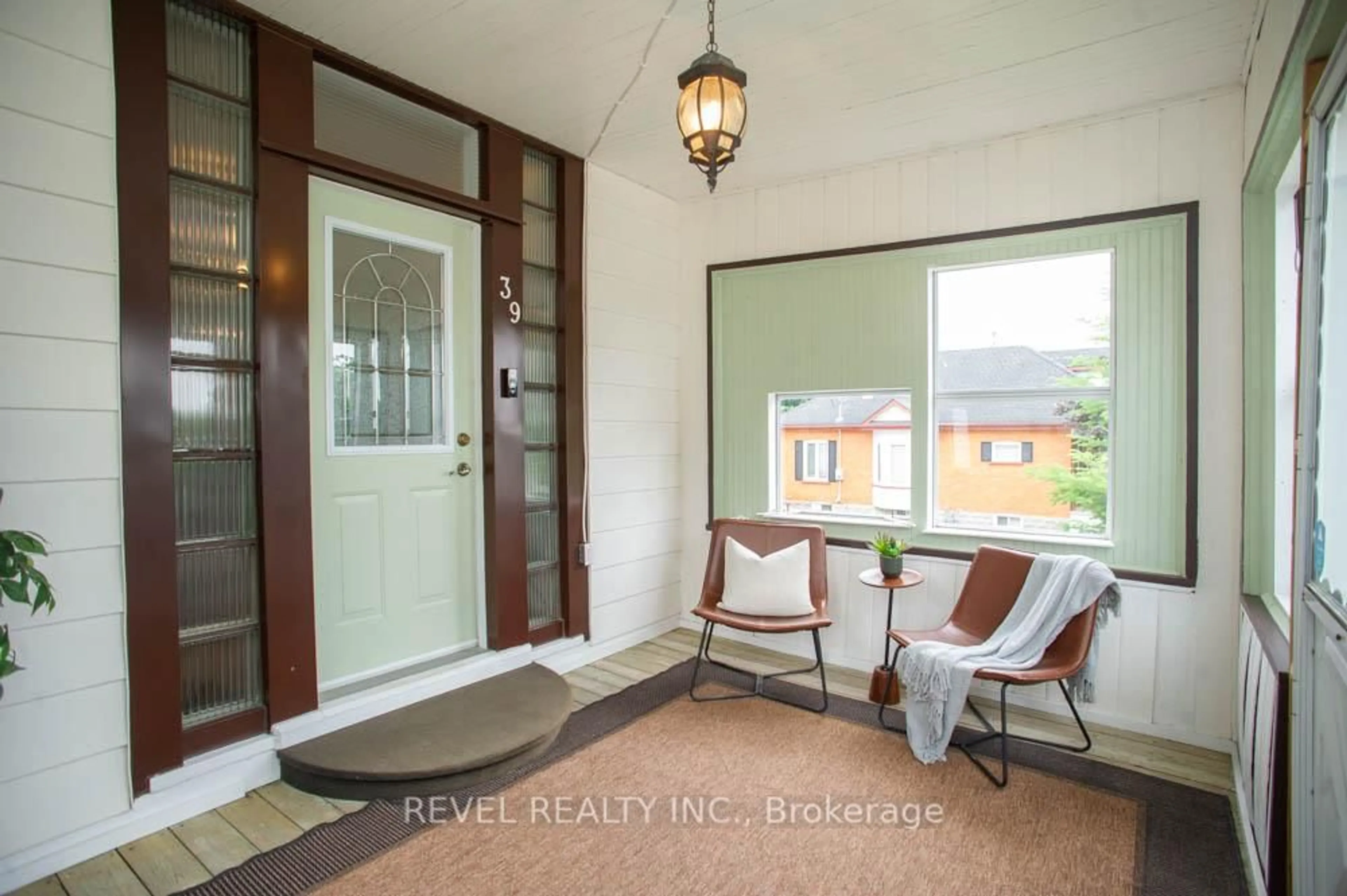 Indoor entryway for 39 Centre St, Woodstock Ontario N4S 3X6