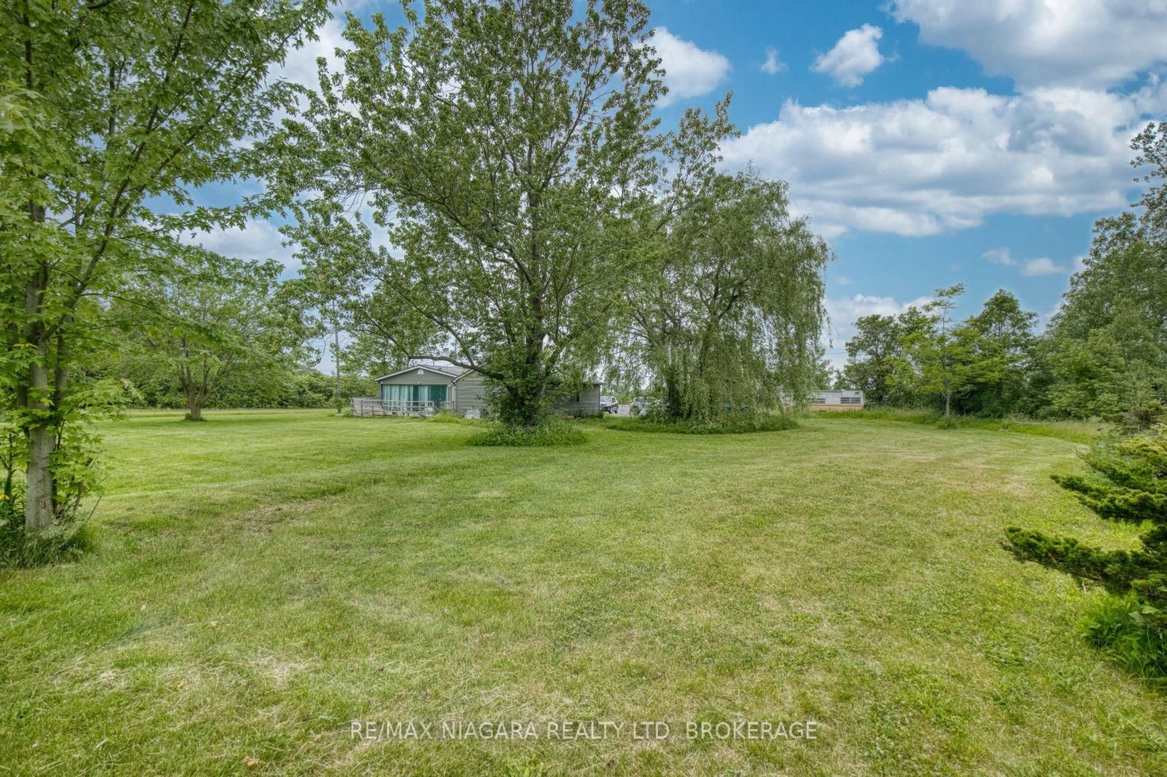 A pic from outside/outdoor area/front of a property/back of a property/a pic from drone, water/lake/river/ocean view for 1674 Ridgemount Rd, Fort Erie Ontario L0S 1N0