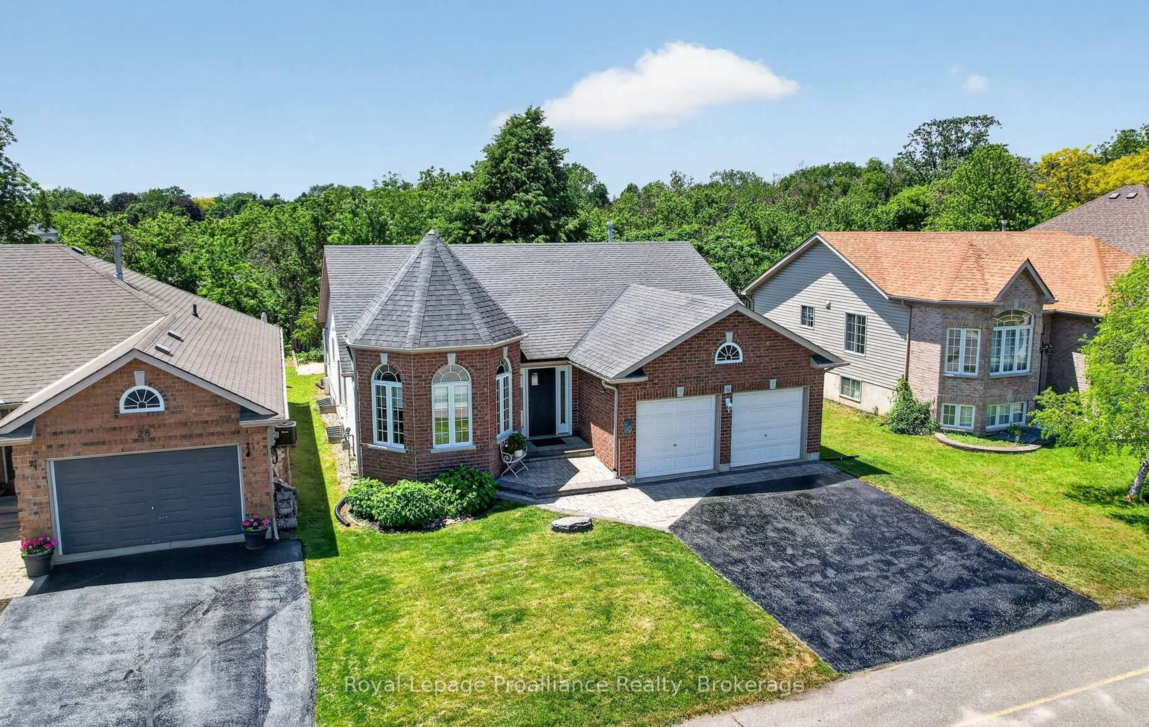 A pic from outside/outdoor area/front of a property/back of a property/a pic from drone, street for 30 Heartwood Dr, Belleville Ontario K8P 5L9