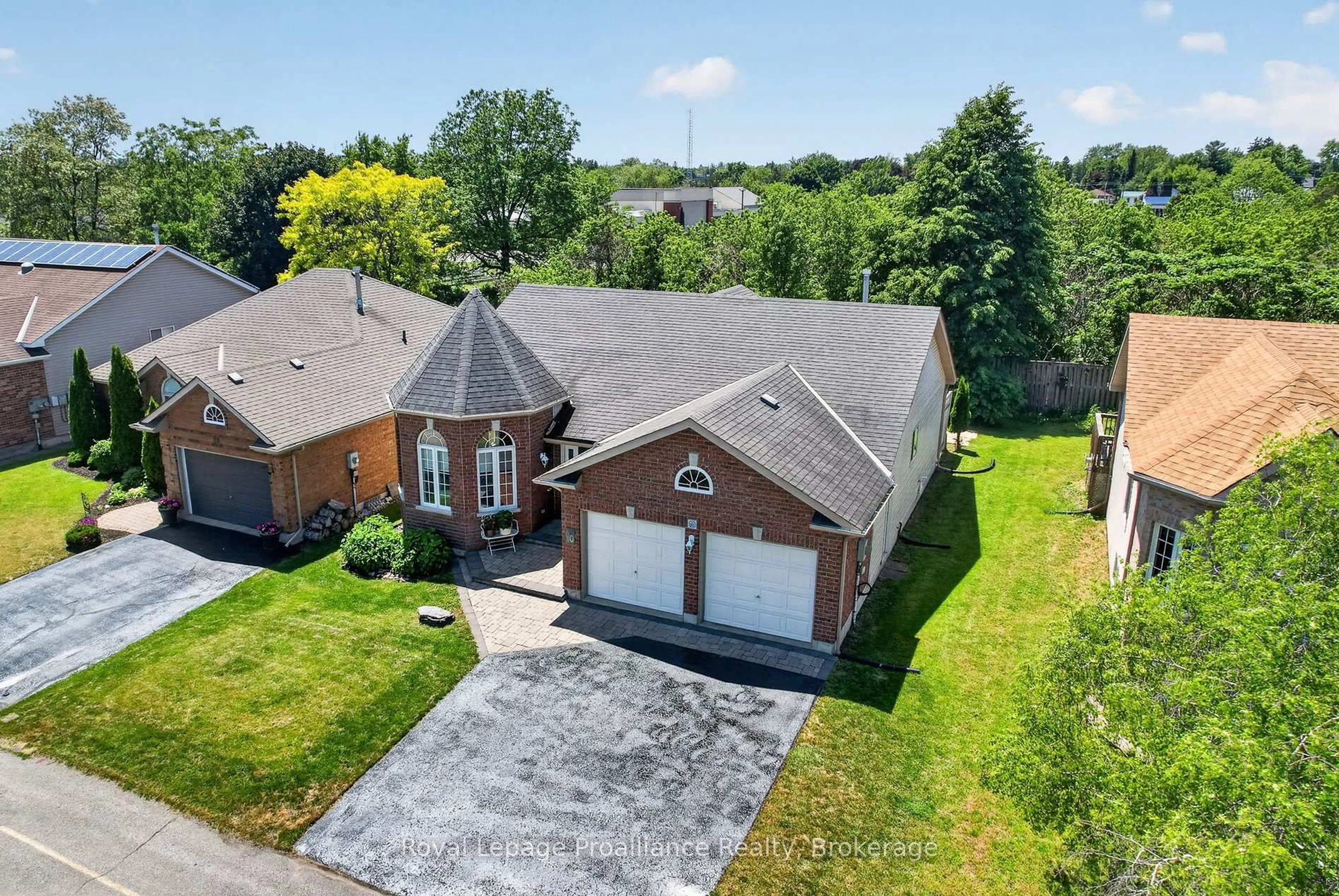 A pic from outside/outdoor area/front of a property/back of a property/a pic from drone, street for 30 Heartwood Dr, Belleville Ontario K8P 5L9