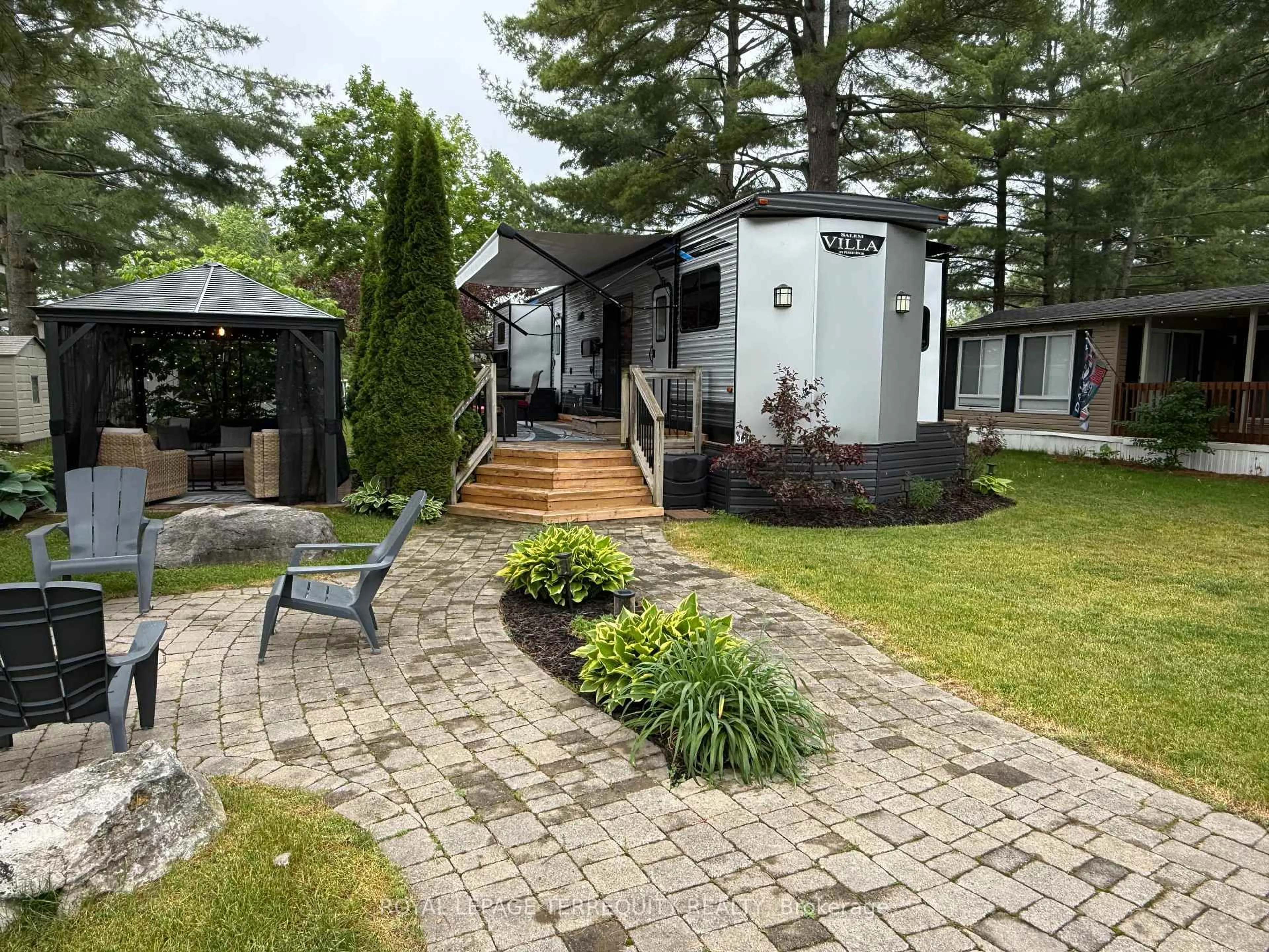 Patio, street for 308 Rockview, Selwyn Ontario K0L 2H0