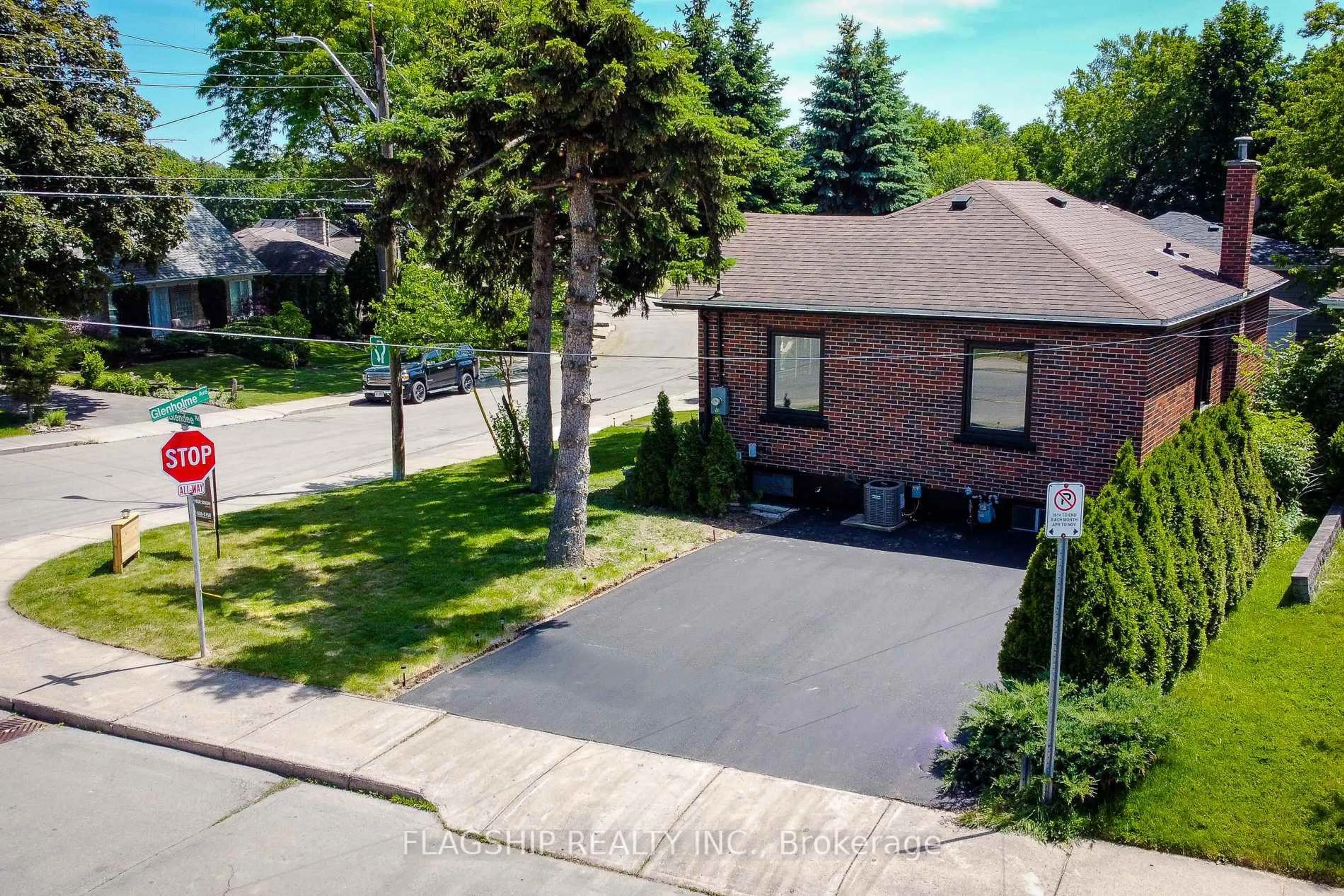 A pic from outside/outdoor area/front of a property/back of a property/a pic from drone, street for 292 Glenholme Ave, Hamilton Ontario L8K 3M3
