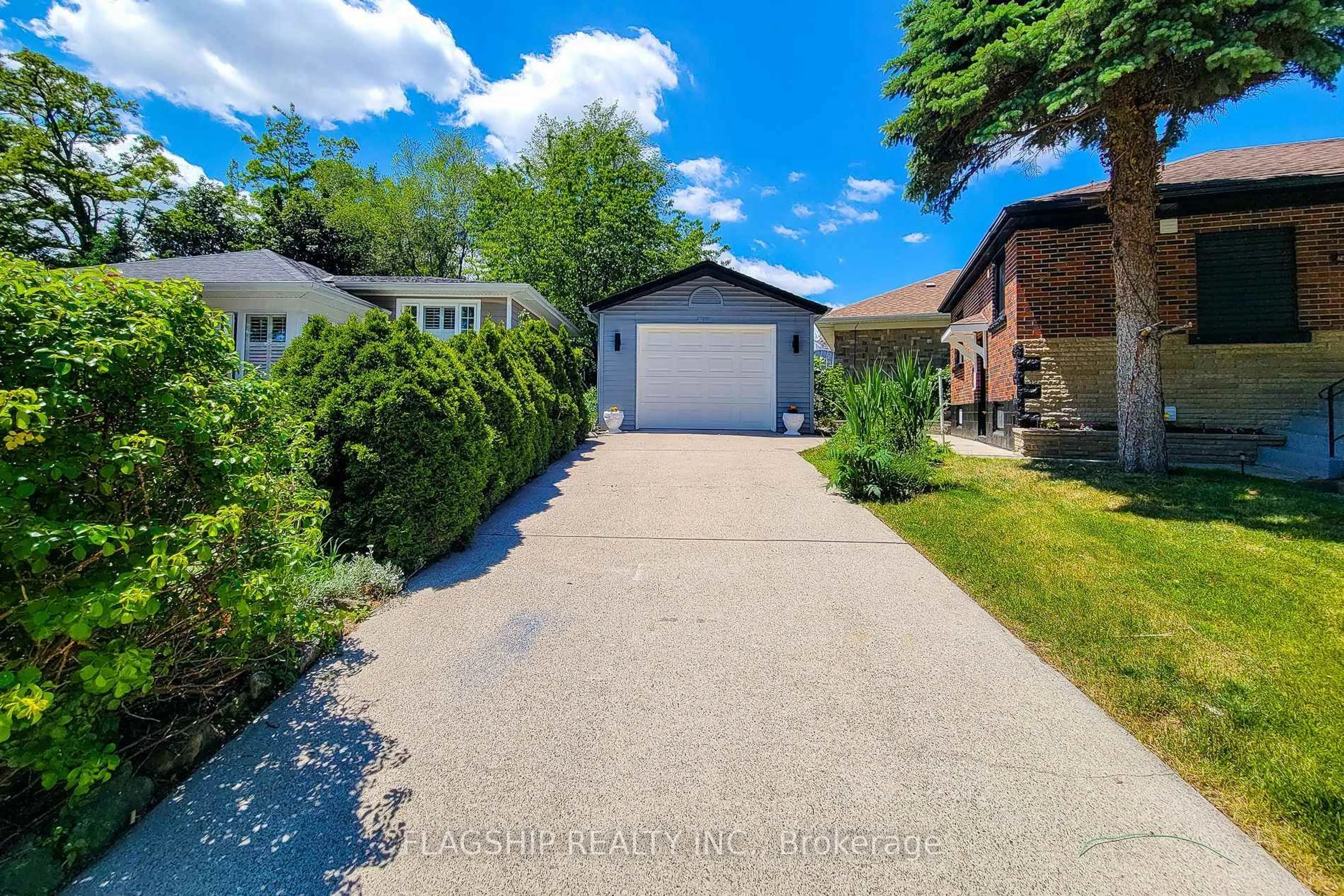 A pic from outside/outdoor area/front of a property/back of a property/a pic from drone, street for 292 Glenholme Ave, Hamilton Ontario L8K 3M3
