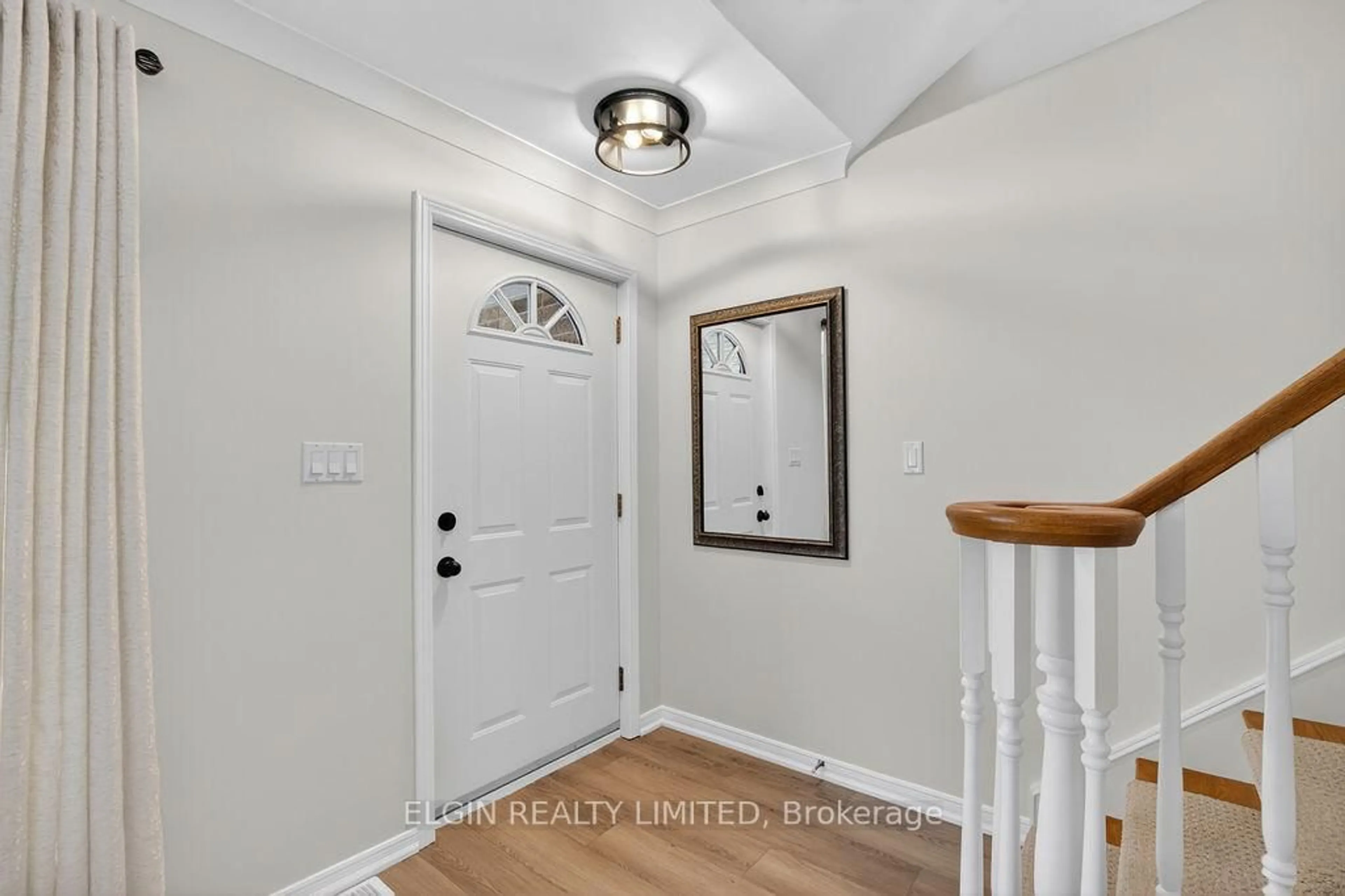 Indoor entryway for 29 Trevithick Terr, St. Thomas Ontario N5R 5Y6