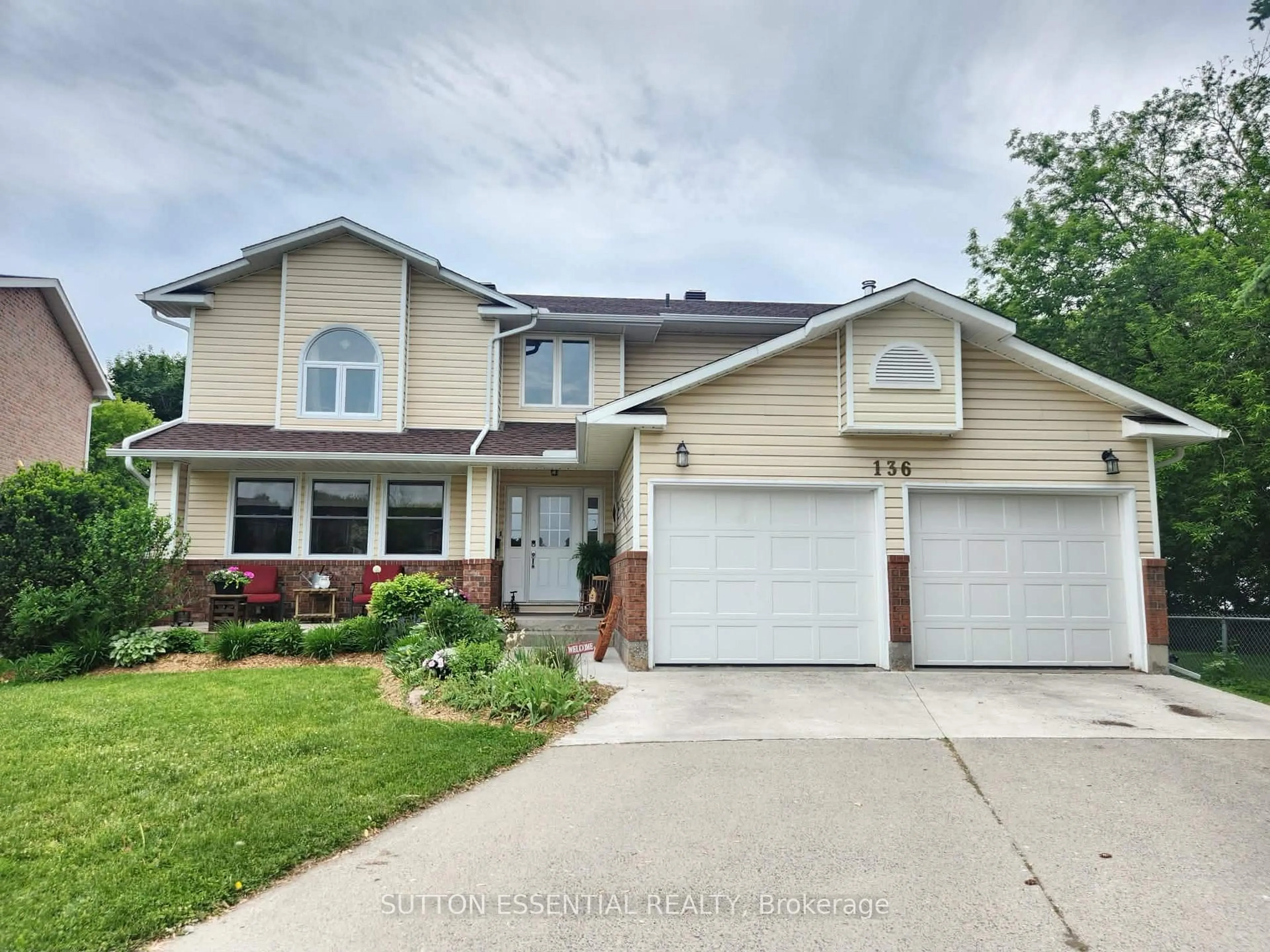 Home with vinyl exterior material, street for 136 Margaret Pl, Brockville Ontario K6V 6Y6