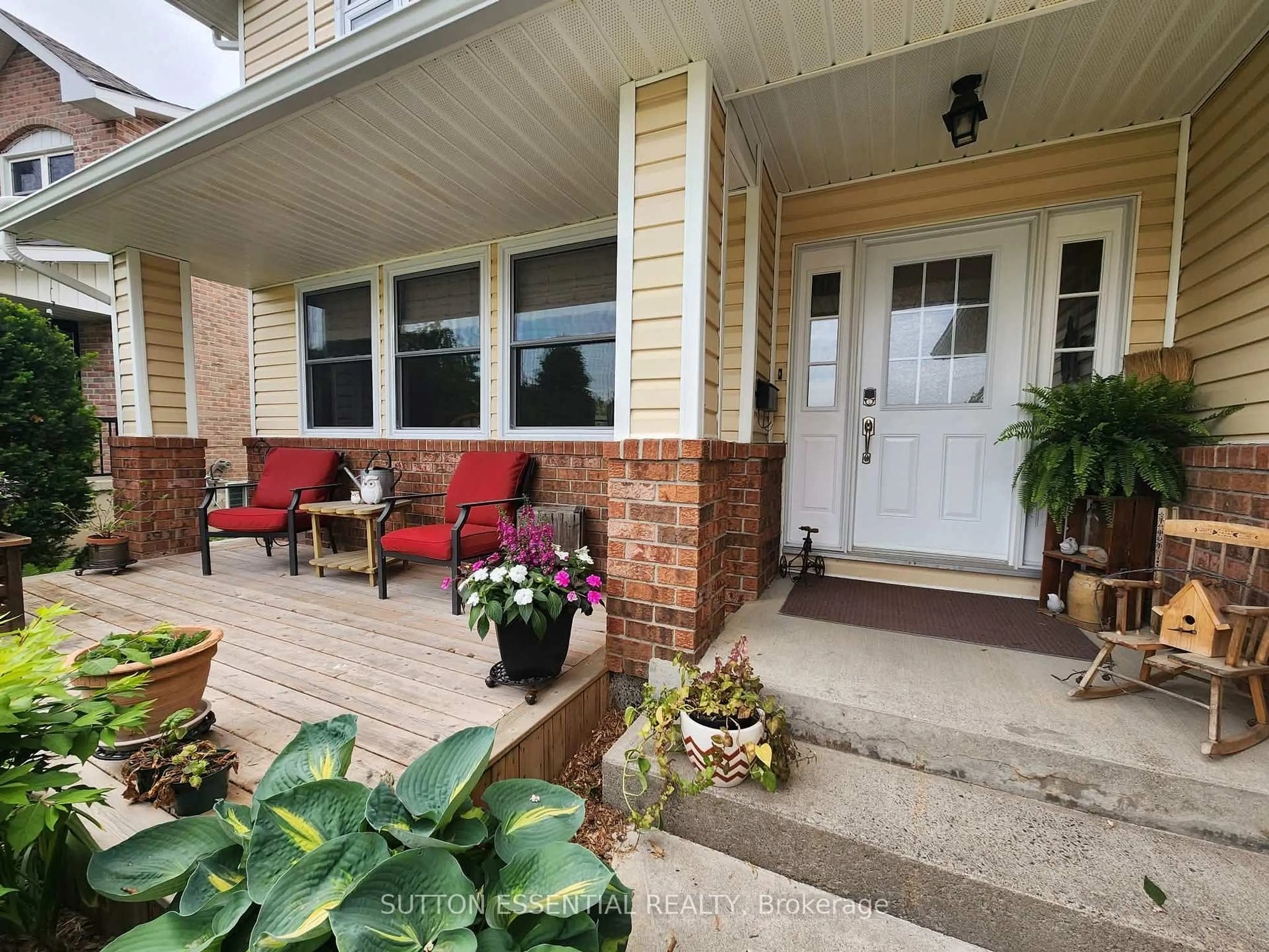 Patio, street for 136 Margaret Pl, Brockville Ontario K6V 6Y6