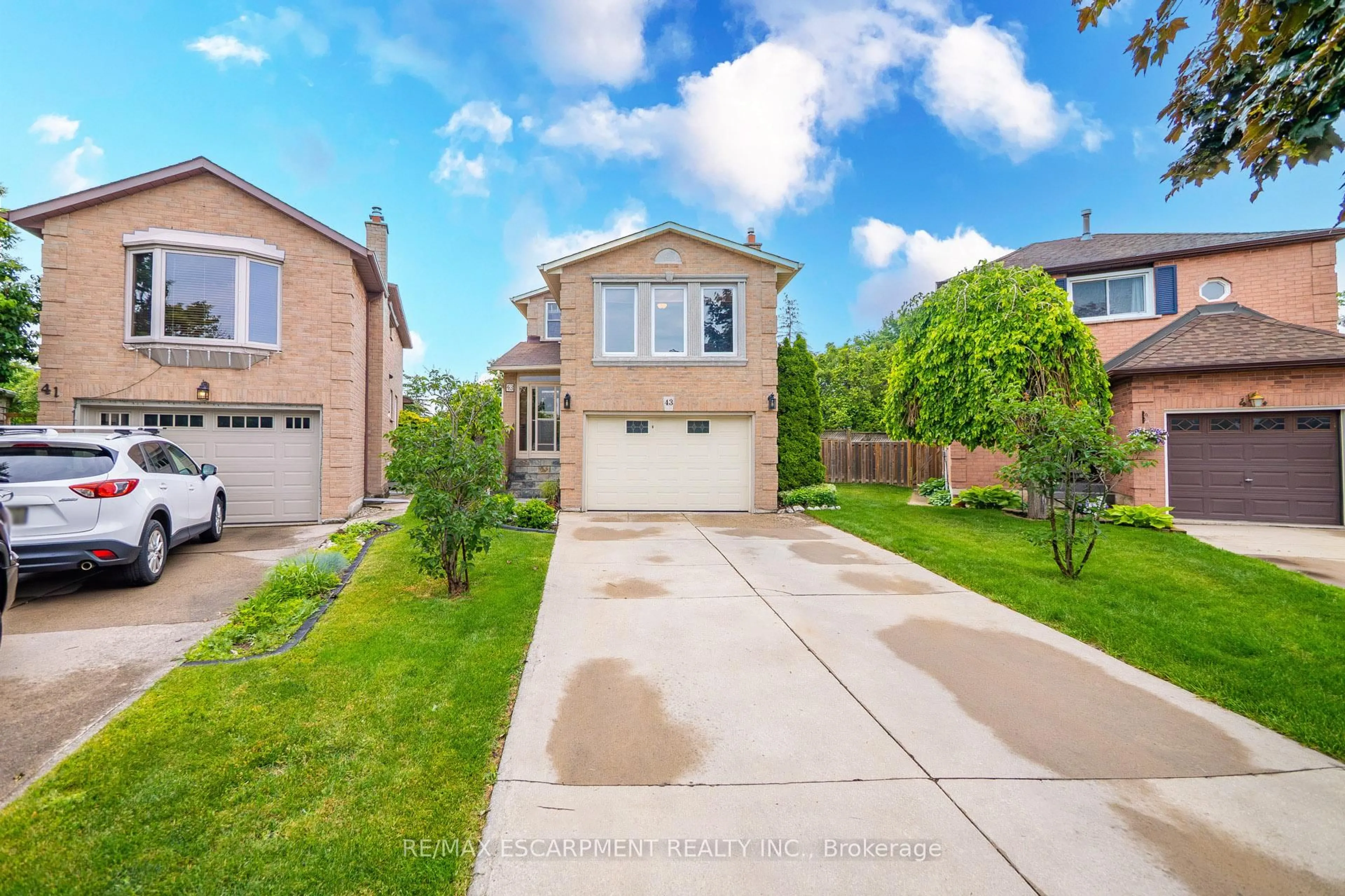 A pic from outside/outdoor area/front of a property/back of a property/a pic from drone, street for 43 Puritan Crt, Hamilton Ontario L8E 4K9