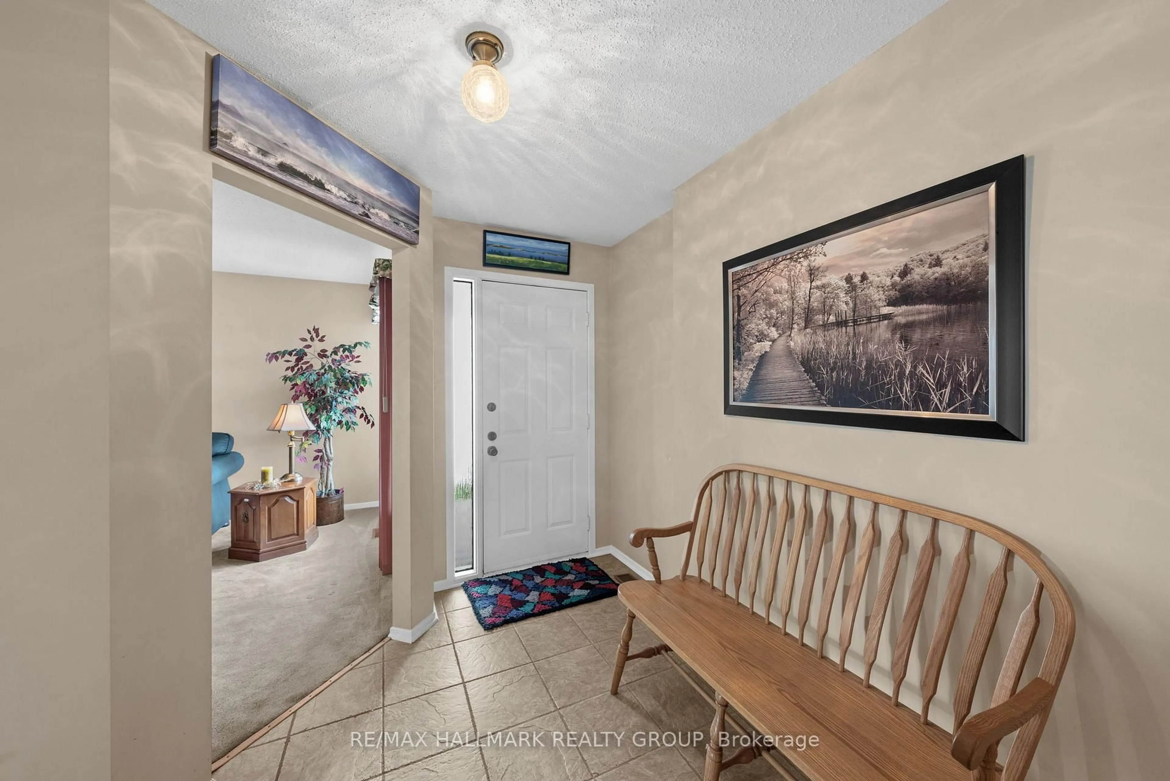 Indoor entryway for 1912 Des Epinettes Ave, Ottawa Ontario K1C 6P5