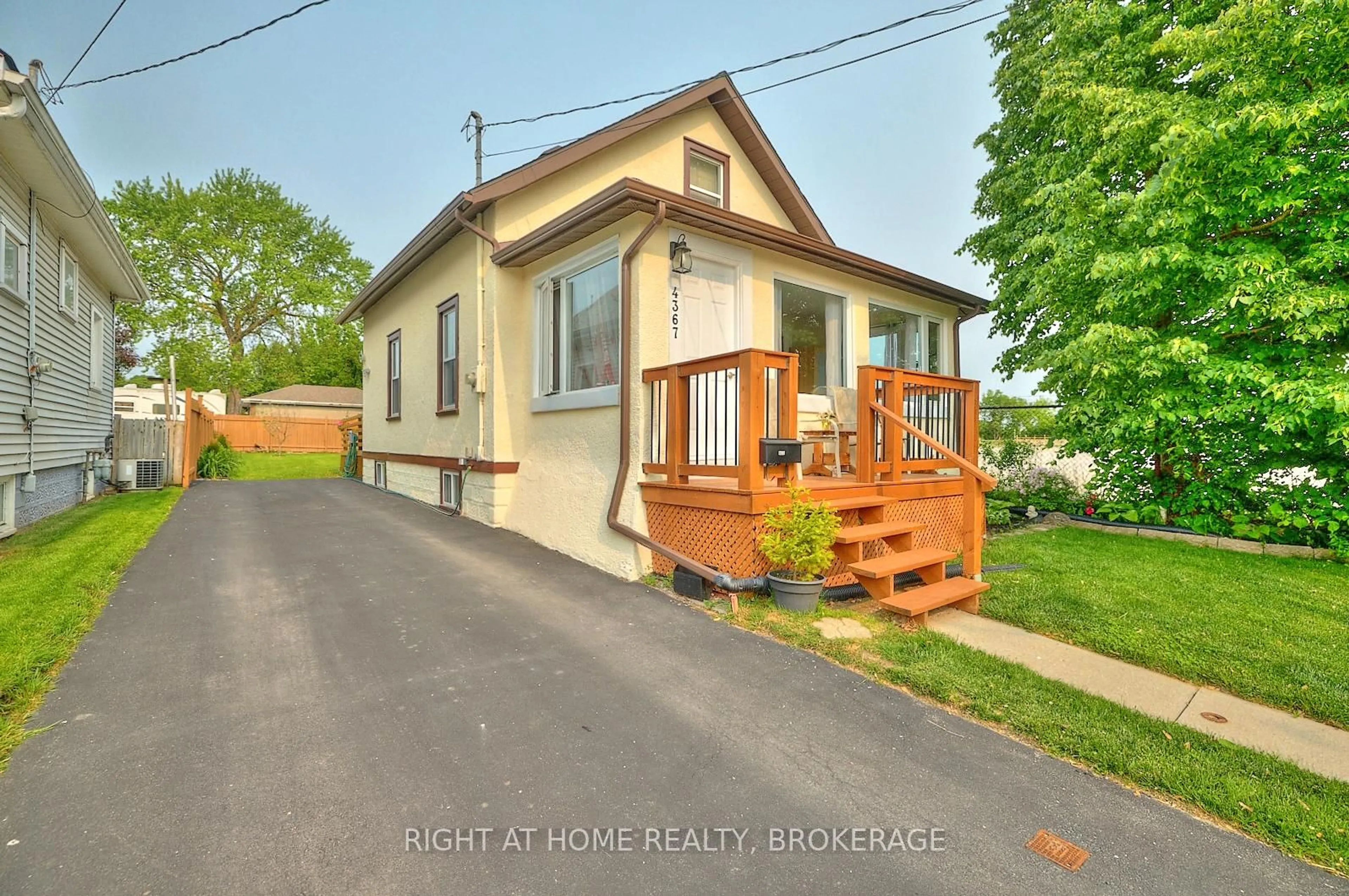 Patio, street for 4367 Homewood Ave, Niagara Falls Ontario L2E 4X3