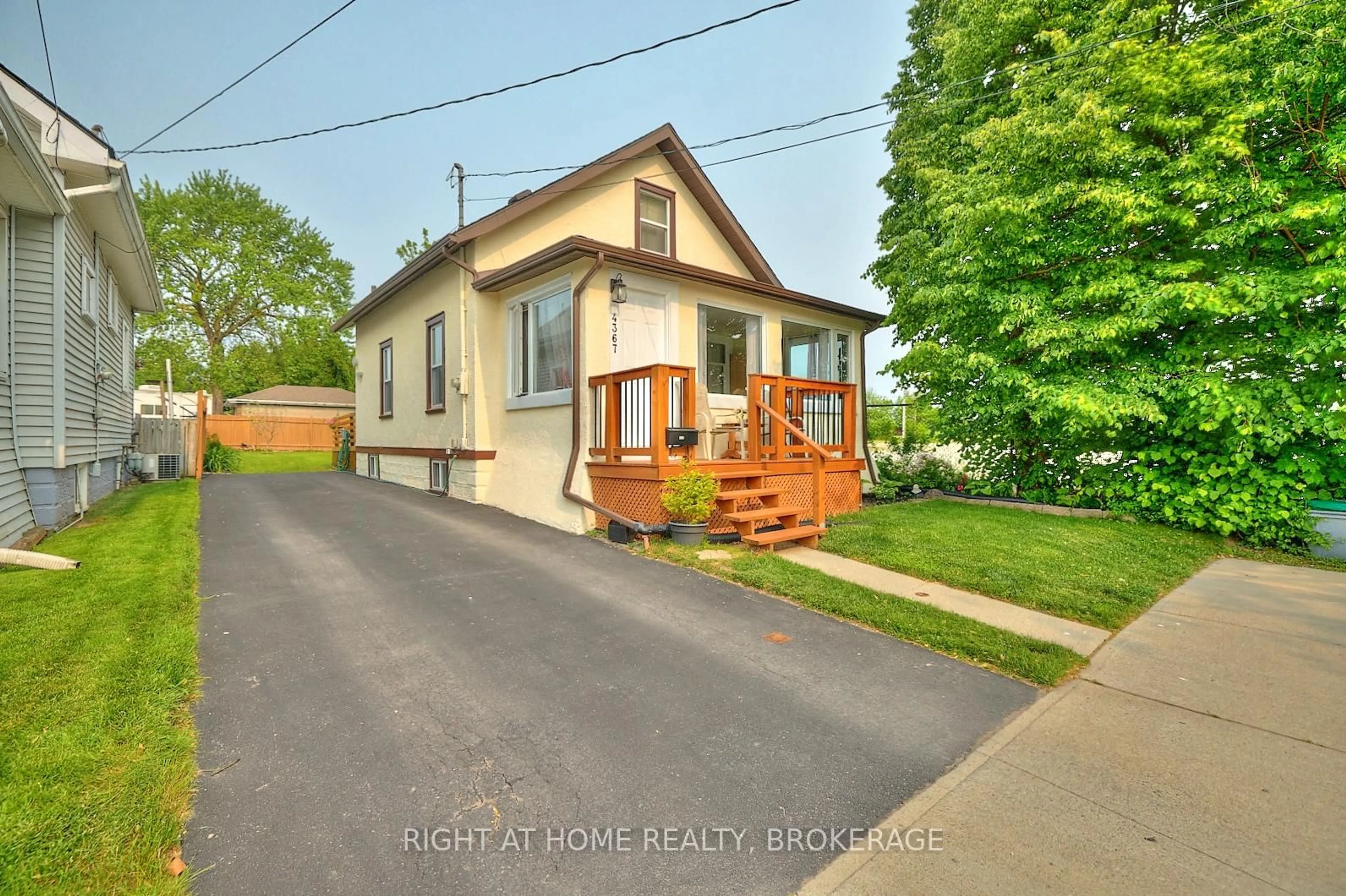 A pic from outside/outdoor area/front of a property/back of a property/a pic from drone, street for 4367 Homewood Ave, Niagara Falls Ontario L2E 4X3