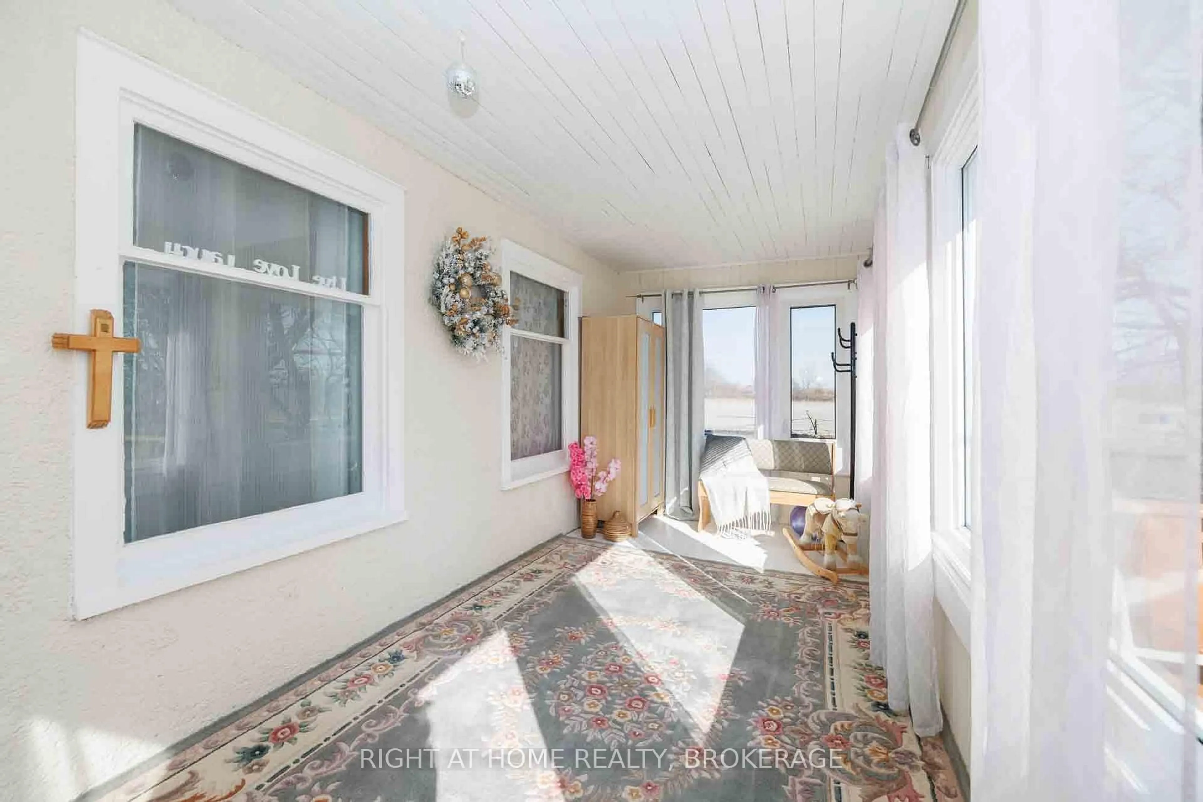 Indoor entryway for 4367 Homewood Ave, Niagara Falls Ontario L2E 4X3