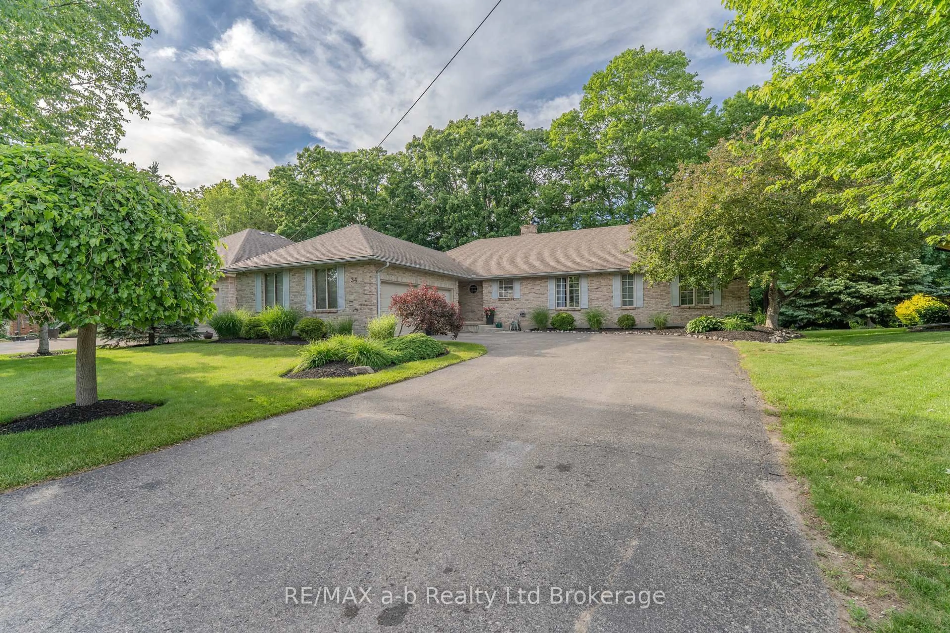 A pic from outside/outdoor area/front of a property/back of a property/a pic from drone, street for 34 Lorraine Ave, Tillsonburg Ontario N4G 4V3