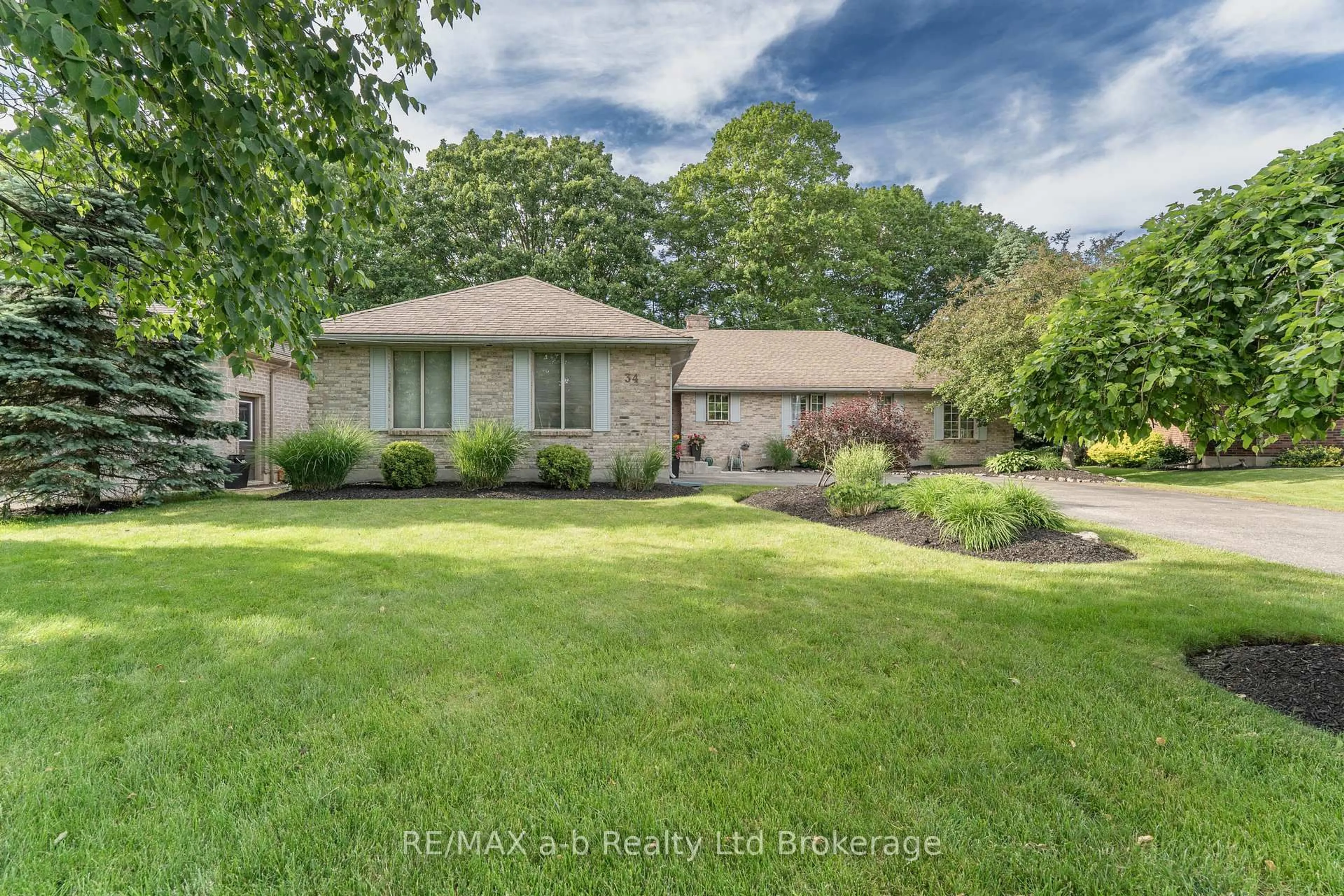 A pic from outside/outdoor area/front of a property/back of a property/a pic from drone, water/lake/river/ocean view for 34 Lorraine Ave, Tillsonburg Ontario N4G 4V3