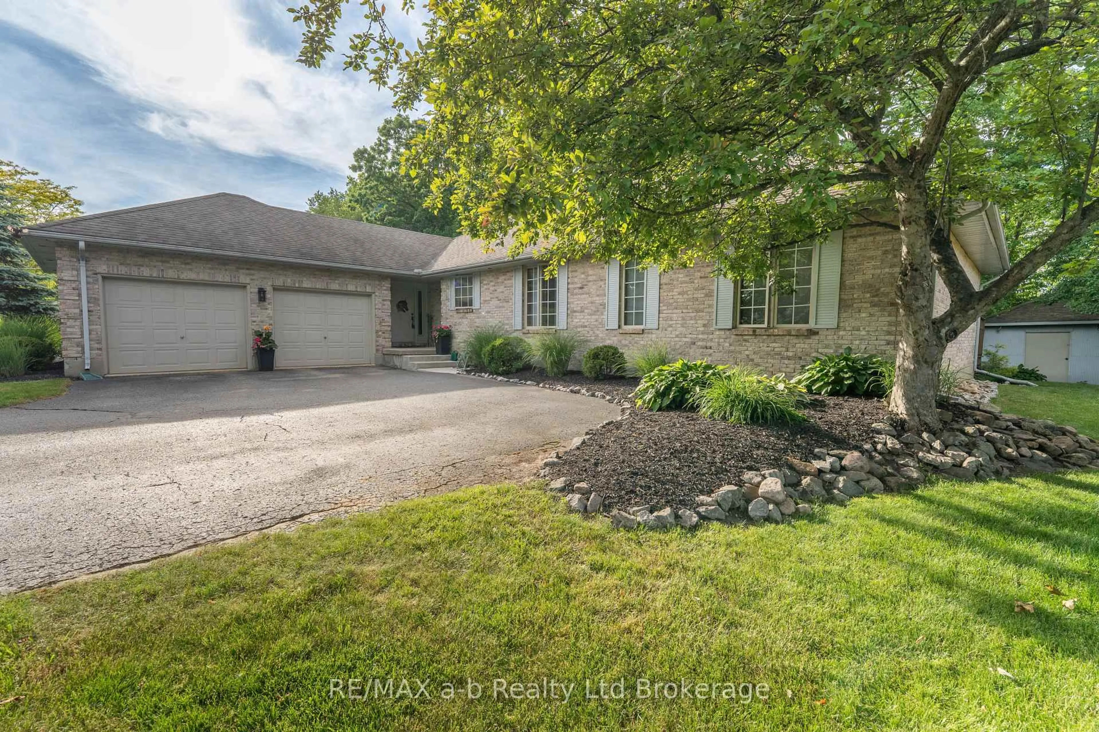 A pic from outside/outdoor area/front of a property/back of a property/a pic from drone, street for 34 Lorraine Ave, Tillsonburg Ontario N4G 4V3