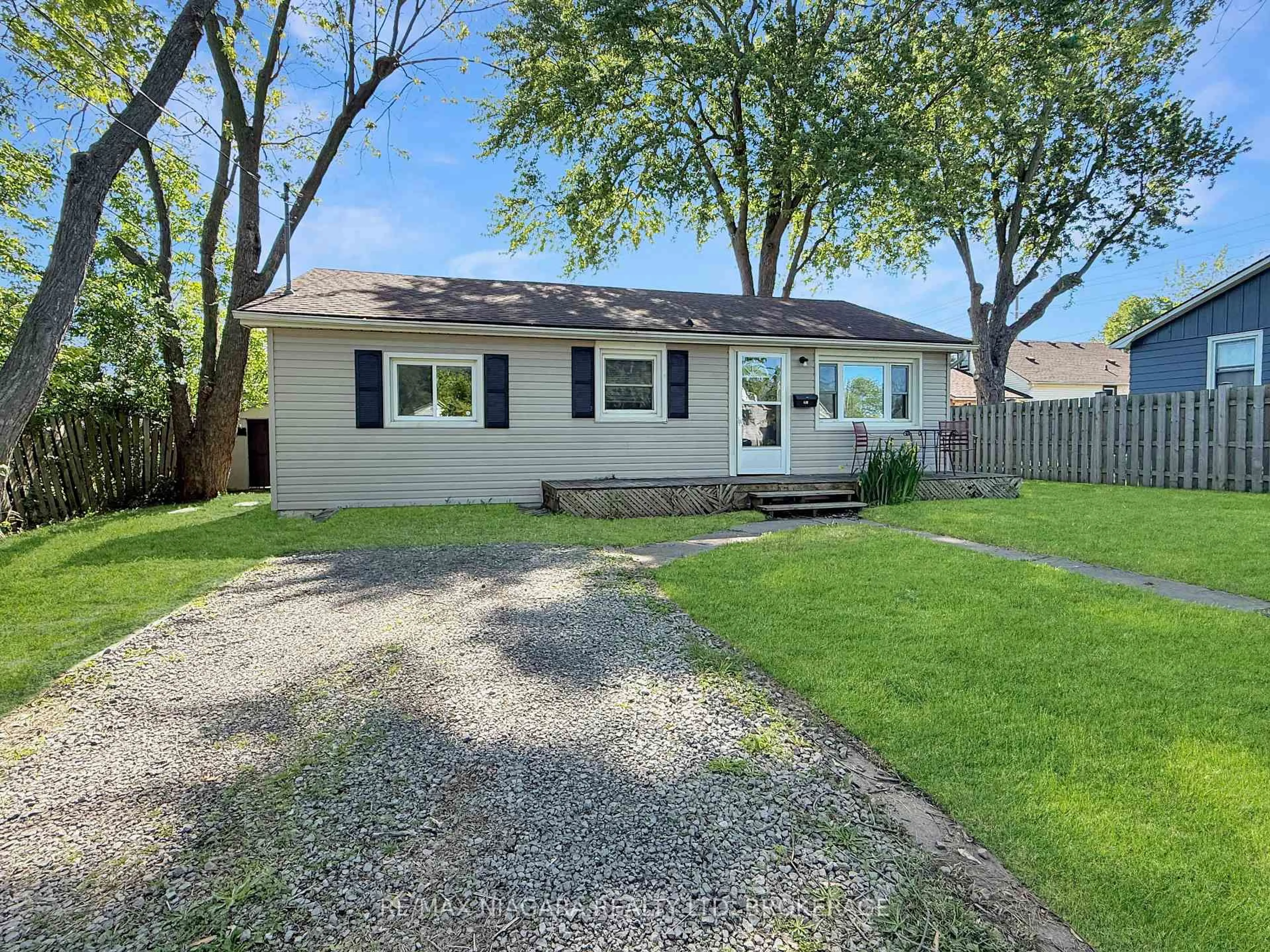 Home with vinyl exterior material, street for 155 Douglas St, Fort Erie Ontario L2A 3X1