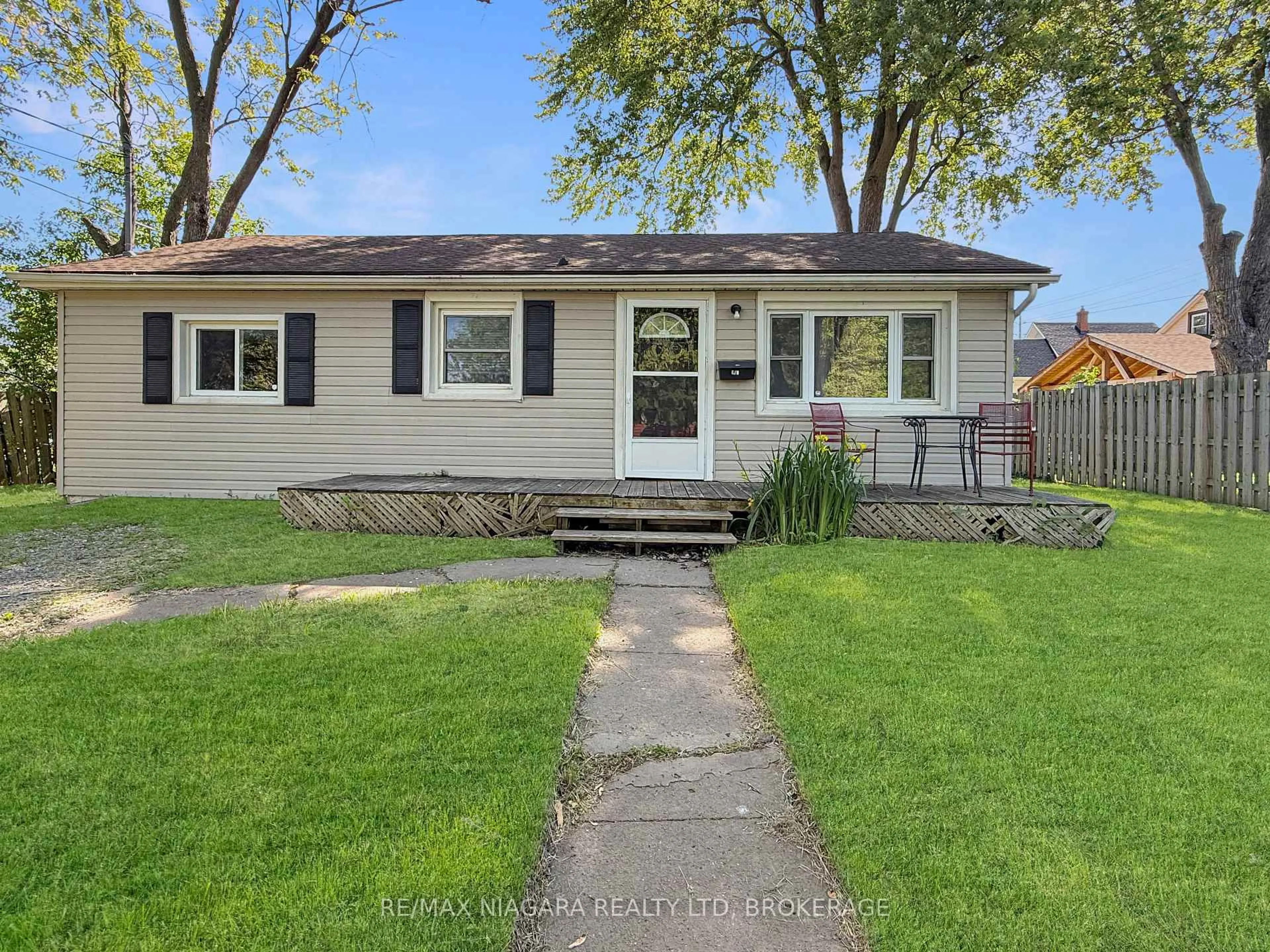 Home with vinyl exterior material, street for 155 Douglas St, Fort Erie Ontario L2A 3X1