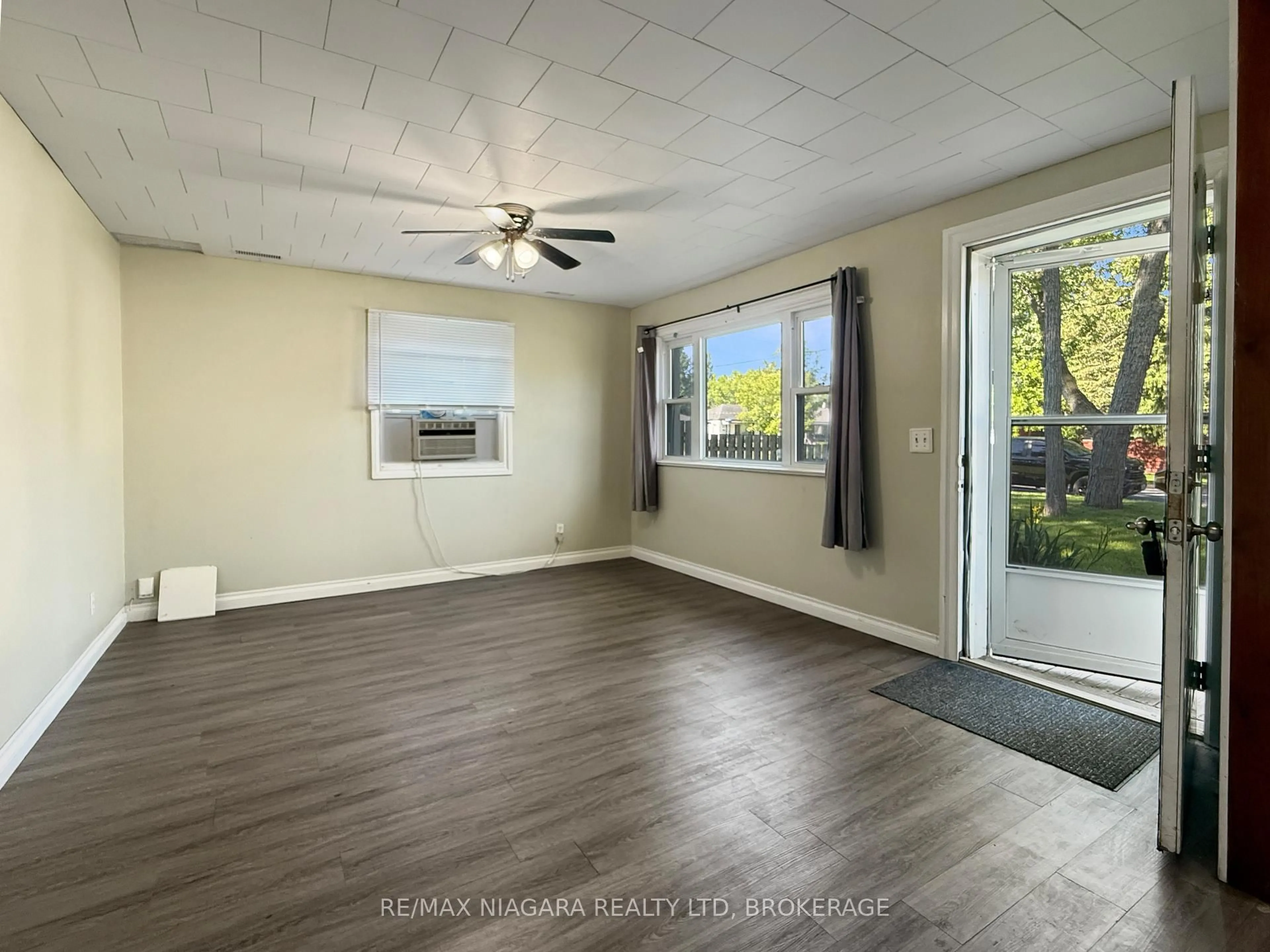 A pic of a room for 155 Douglas St, Fort Erie Ontario L2A 3X1