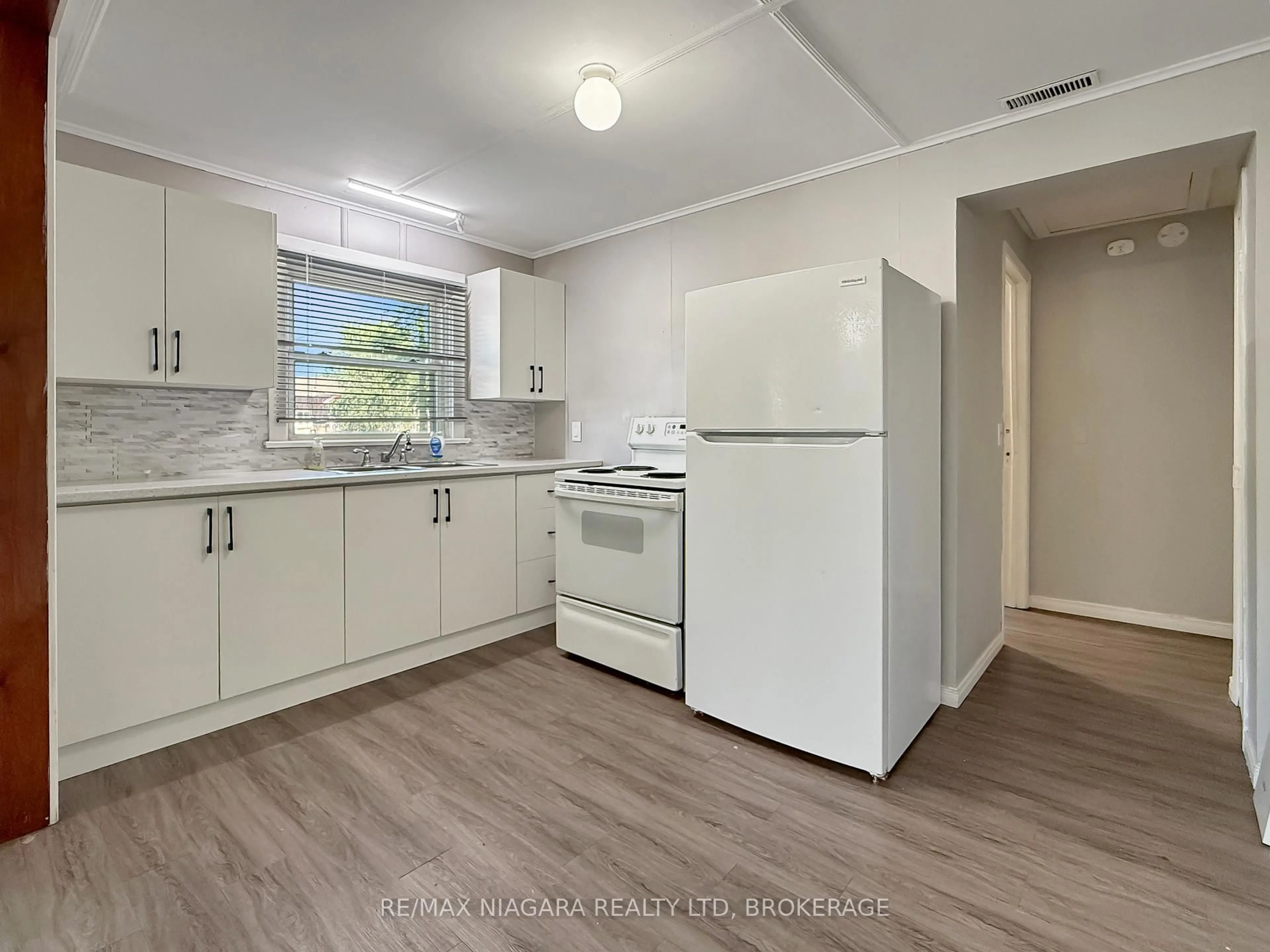 Standard kitchen, unknown for 155 Douglas St, Fort Erie Ontario L2A 3X1