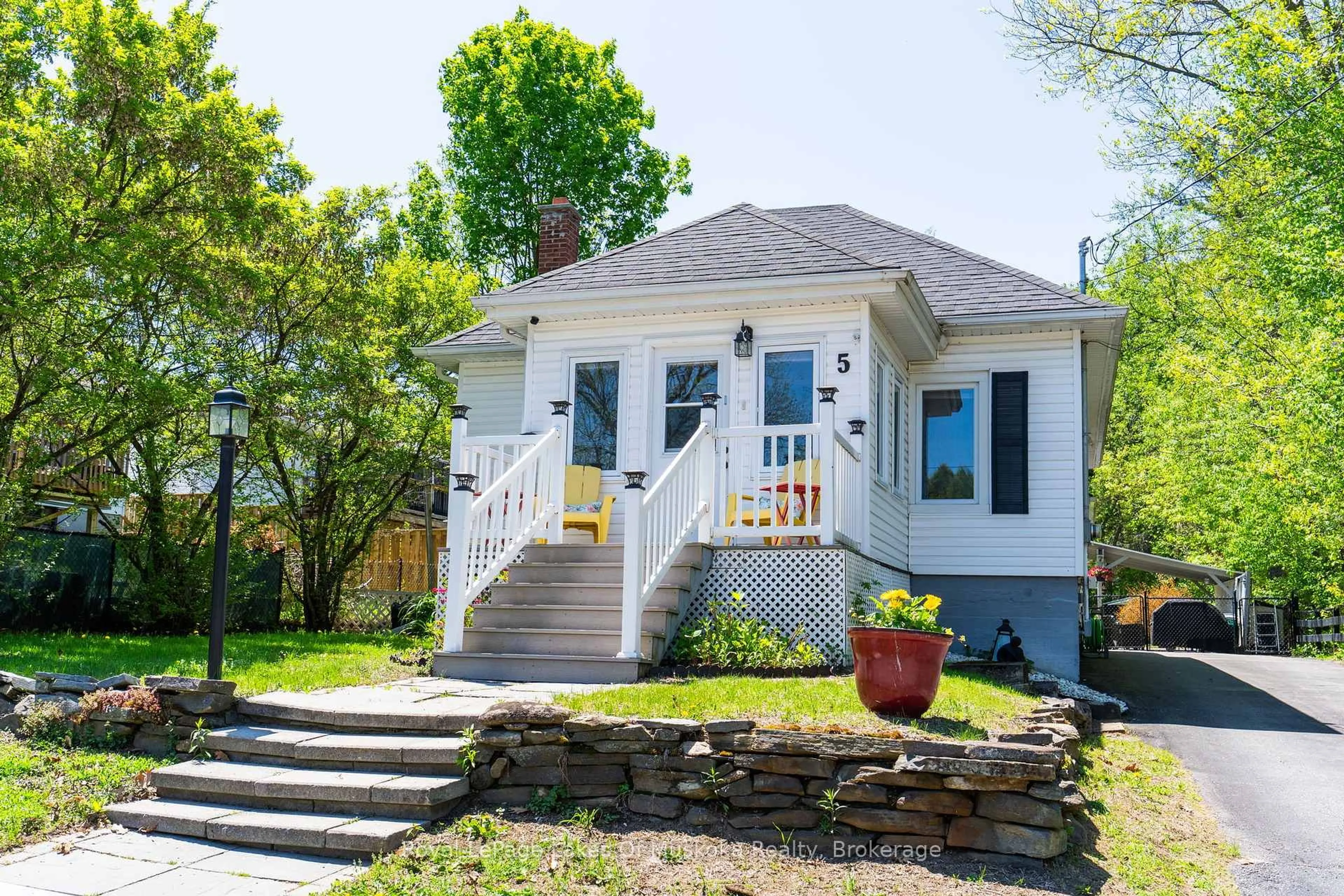 Unknown for 5 Tait St, Huntsville Ontario P1H 1W5