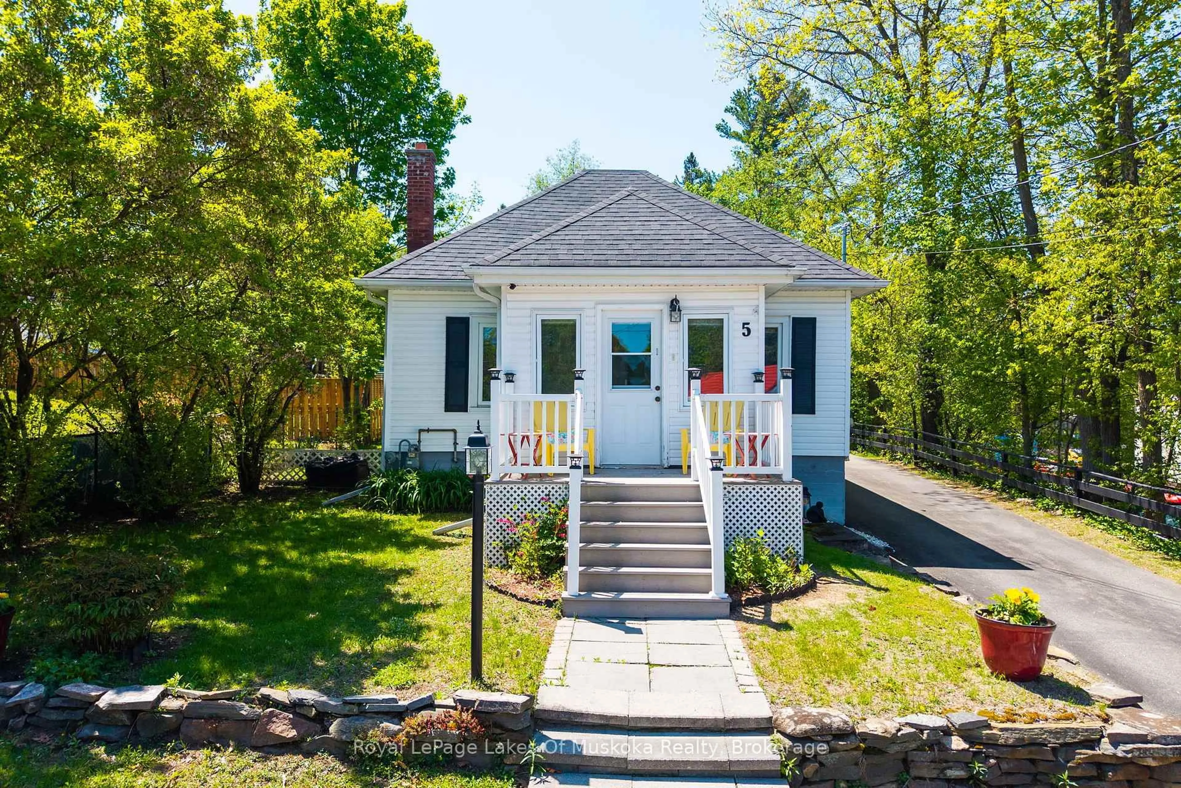 A pic from outside/outdoor area/front of a property/back of a property/a pic from drone, street for 5 Tait St, Huntsville Ontario P1H 1W5