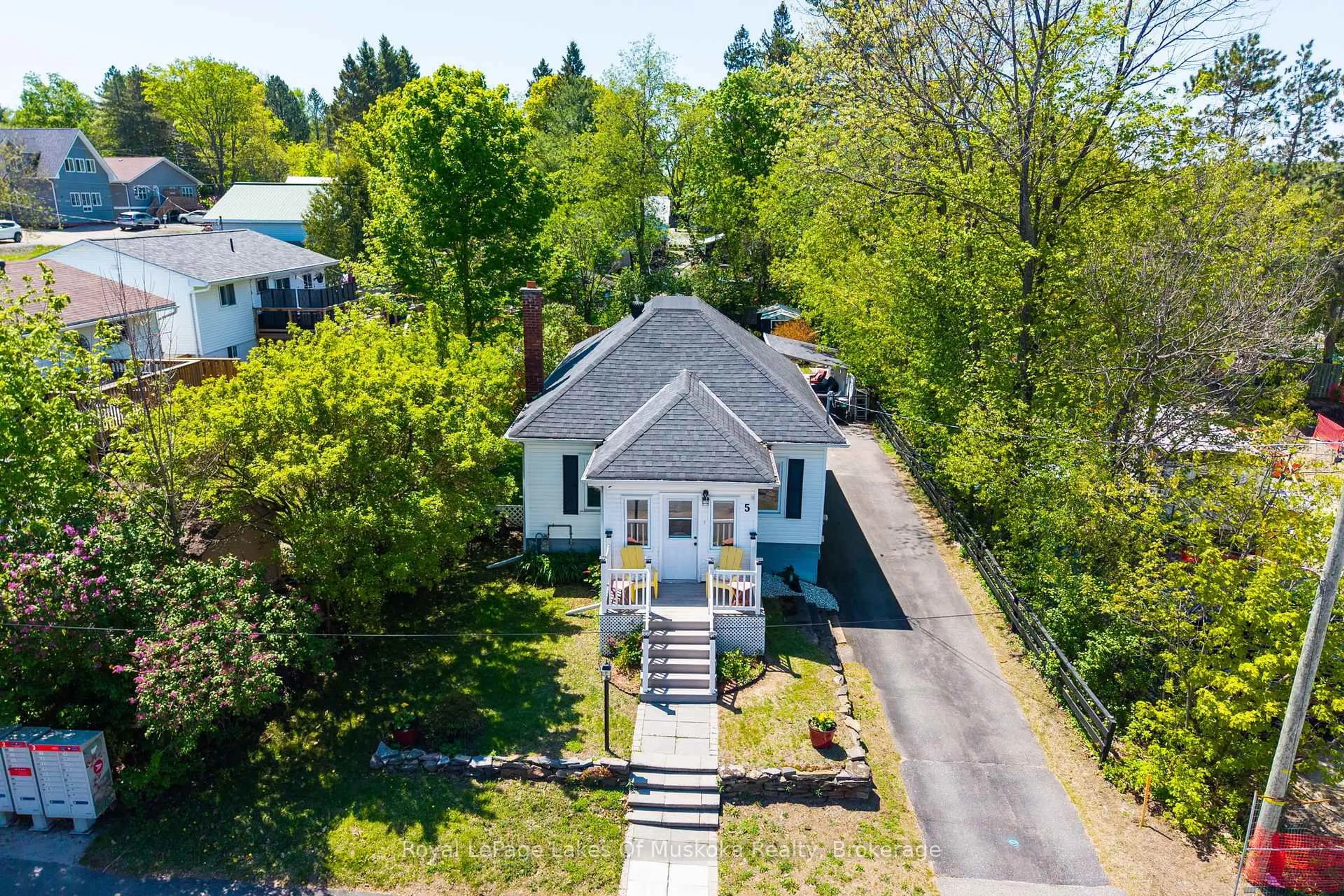 A pic from outside/outdoor area/front of a property/back of a property/a pic from drone, street for 5 Tait St, Huntsville Ontario P1H 1W5