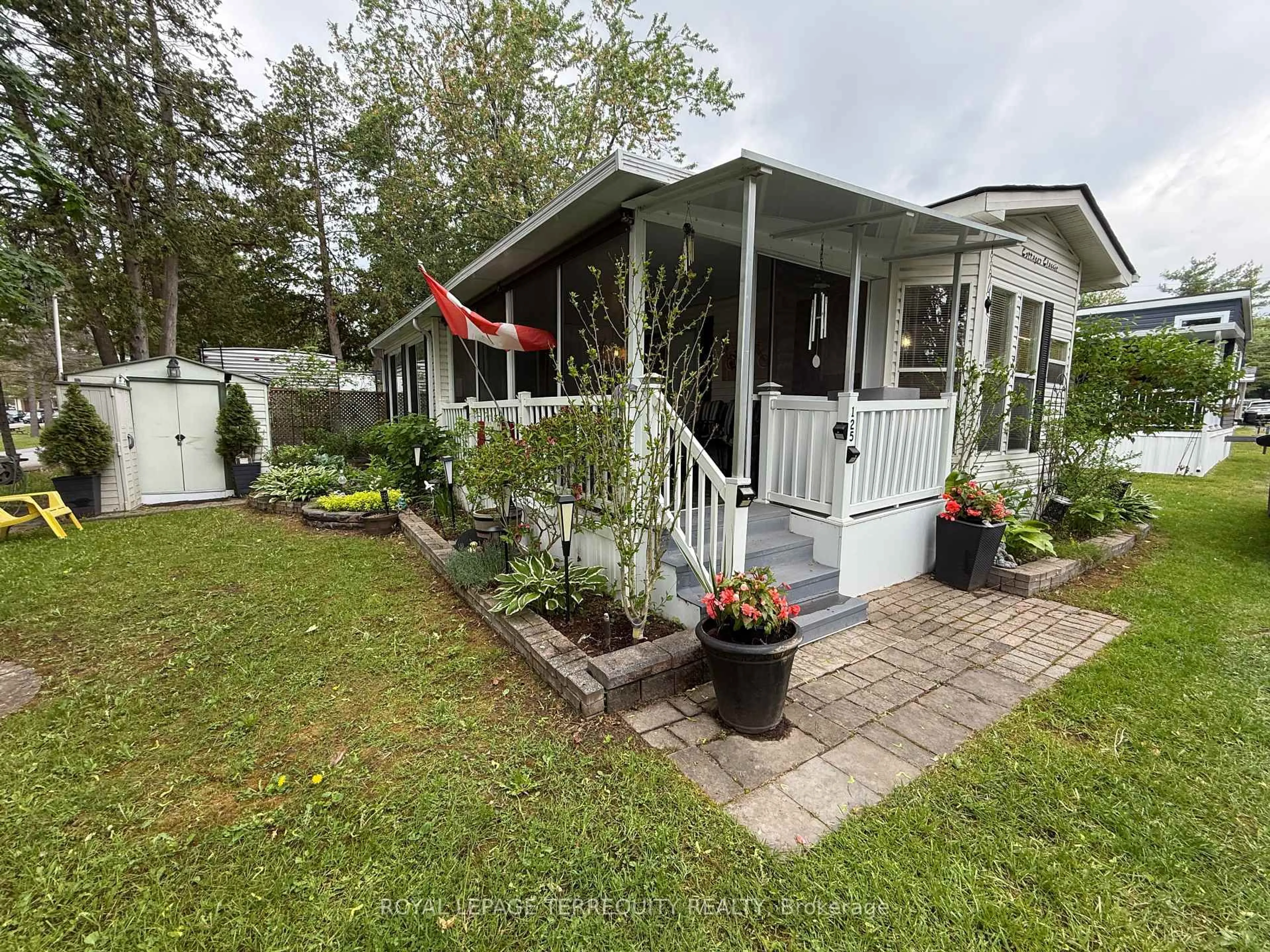 Home with vinyl exterior material, street for 125 Bass, Selwyn Ontario K0L 2H0