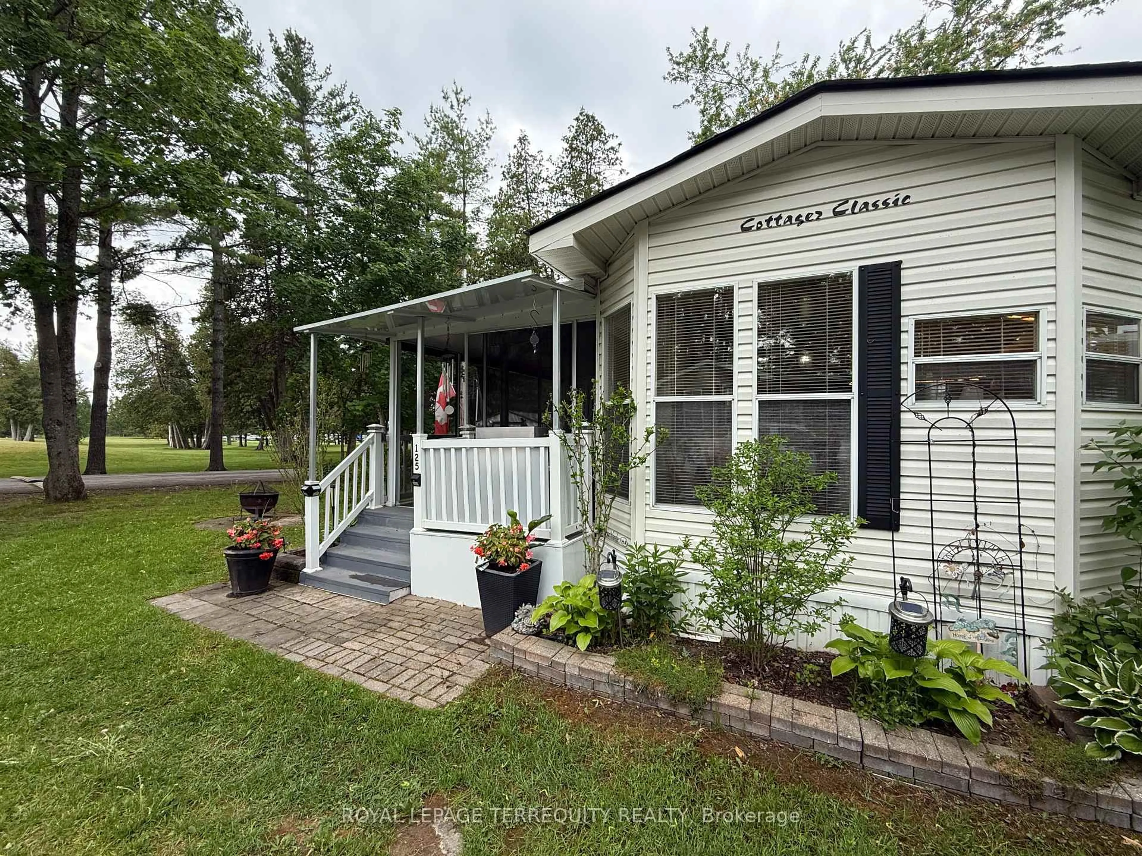 Home with vinyl exterior material, street for 125 Bass, Selwyn Ontario K0L 2H0